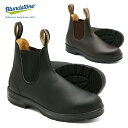 BLUNDSTONE（ブランドストーン）は、1870年に自然豊かなオーストラリア タスマニア島で生まれました。 1960年代オーストラリアのフットボール界のレジェンドの名を冠してブーツを製造するなどオーストラリアを代表するブーツブランドへ成長。 そして、アイコニックなサイドゴアブーツもこの頃に誕生。1990年代に入るとそのサイドゴアブーツが一躍脚光を浴びます。 履きやすく丈夫で、ジーンズのようなカジュアルなファッションとも相性がいいため、若者たちがこぞって履くようになりました。 その人気は海を渡り、欧米でもファッションアイテムとしての地位を確立し、現在では、50カ国以上の国で老若男女問わず親しまれています。 サイドゴアブーツの元祖として世界中で愛されるBlundstone（ブランドストーン）のCLASSICSモデル。 上位シリーズであるCLASSICSはライニングにレザーを採用することで堅牢性が増すとともに、滑らかな肌触りも実現しています。 インソールにも独自開発したクッション材「XRD」を採用。 衝撃を効果的に吸収するうえ、耐久性にすぐれるので足裏全体を衝撃から守り、履き心地を高めています。 履き口の前後には、ブランドネーム入りのプルストラップが付いています。ブランドストーンのブーツを象徴するアイコンとして、コーディネートのアクセントにも。 アウトソールには、水、油、細菌、酸などによる劣化に強いサーモウレタン素材を使用しており、140℃の高温にも耐えるなど、高い耐久性を備えています。 メーカー希望小売価格はメーカーサイトに基づいて掲載していますブランド Blundstone（ブランドストーン） 生産国 ベトナム 素材 アッパー：スムースレザー　アウトソール：TPU サイズ サイズ cm ヒール高 UK3 22.5〜23cm相当 約3cm UK4 23.5〜24cm相当 約3cm UK5 24.5cm相当 約3cm UK6 25cm相当 約3cm UK7 25.5〜26cm相当 約3cm UK8 26.5cm相当 約3cm UK9 27〜27.5cm相当 約3cm ※サイズ表記は目安となります。ブランドやモデルなどによってサイズの作りは異なりますので、ご注文の際は予めご了承ください。 ※商品により若干の個体差がございます。目安とお考えください。 注意事項 ※アウトソールのかかと周辺やロゴの部分に、製造過程でどうしてもできてしまう小さな穴や表面の一部が欠けたようなものがございます。 こちらはほとんどの商品に見受けられるもので、不良品ではございませんので、ご注文の際は予めご了承ください。 ※商品の一部に天然皮革を使用しております。表面にキズ・擦れ・シワ・色ムラ・白く擦れたような跡がある場合がござ いますが、不良品ではございませんので、予めご了承ください。 ※ご使用の前には必ず室内でお試しください。また、一度外でご使用になられた商品の交換や返品はお受けできませんのでご了承下さいませ。 ※在庫の管理には万全を期しておりますが、実店舗との在庫共有により売り違いが発生してしまう場合もございます。誠に恐れ入りますが予めご了承下さい。 付属品 インソール 画像について 商品の写真は、より実物に近い色味・質感で表示されるよう努力しておりますが、パソコンのモニターの特性・設定により、商品のもつ雰囲気、素材感などが実際と違って表示される場合がございます。予めご了承ください。 なお、商品写真の大きさは実際の大きさとは異なりますので、サイズ部分に表示されている寸法を必ずご確認ください。