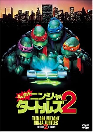 タートルズVS巨大モンスター 世紀の対決! 正義を愛する陽気なヒーローたちが帰ってきた! レオナルド…(大塚芳忠) ラファエロ…(二又一成) ドナテルロ…(吉村よう) ミケランジェロ…(島田 敏) エイプリル…ペイジ・ターコウ(高島雅羅) ぺリー教授…デイビッド・ワーナー(緒方賢一) キーノ…アニー・レイズ・ジュニア(松田辰也) 監督:マイケル・プレスマン 製作:トーマス・K・グレイ/キム・ドーソン/デイビッド・チャン 製作総指揮:レイモンド・チョウ 脚本:トッド・W・ランジェン 撮影:シェリー・ジョンソン 音楽:ジョン・ドゥ・ペレズ ●字幕翻訳:岡枝慎二 ●吹替翻訳:伊原奈津子 相変わらずピザの大好きな正義のヒーロー、カメ忍者4カメ組とその師匠スプリンターは、凶悪強盗組織“フット団”に住家を破壊され、美人リポーターのエイプリルの家に居候していた。一方フット団の大ボス“シュレッダー”は、タートルズとの戦いで死んだと思われていたが、フット団を再び従え復讐を企てていた。そのシュレッダーは、タートルズの生出の秘密である液体“ヘドロ”が巨大企業TGR社のものであることを突き止め、ヘドロを盗み出すためTGR社へフット団を送り込む。いち早く危険を察知したスプリンターもタートルズを送り込むが、ヘドロはシュレッダーの手に渡り、シュレッダーは2匹の巨大モンスターを誕生させた。巨大モンスターとフット団を相手にタートルズの壮絶な戦いが始まった! ●世界中で爆発的人気を呼んだ『ミュータント・タートルズ』の続編! ●前作の2倍の製作費を投入! 最新のエレクトロニクスを駆使してカメ忍者も進化! すべてにおいてスケール・アップ! ハリウッド・マジック総結集の超娯楽作品! ●シリーズ1作目は90年度全米配収ベスト6! 日本でも劇場、VHSともに大ヒットを記録するほか、キャラクター・グッズ・コミックなど関連商品も爆発的な人気! ●キャラクター・デザインは“マペット”“セサミストリート”のキャラクターを生み出した、ジム・ヘンソン。本作は彼の遺作となった。 ●オリジナル劇場予告編 時間　1 時間 29 分 ディスク枚数　1 新品です。 希少商品となりますので、定価よりお値段が高い場合がございます。 販売済みの場合は速やかに在庫の更新を行っておりますが、時間差等にて先に他店舗での販売の可能性もございます。在庫切れの際はご了承下さい。 当店、海外倉庫からのお取り寄せとなる場合もあります。その場合、発送に2～4週間前後かかる場合があります。 原則といたしまして、お客様のご都合によるキャンセルはお断りさせていただいております。 ただし、金額のケタの読み間違いなども加味し、12時間以内であればキャンセルを受け付けております。 ※万が一、メーカーもしくは店舗などに在庫が無い場合、誠に申し訳ありませんがキャンセルさせて頂きます。何卒、ご理解いただきますようよろしくお願いいたします。 お客様による金額の間違いが多発しております。金額をよくご確認の上、ご注文よろしくお願いいたします。 当店は在庫数1点のみのため、交換はできません。初期不良はメーカーにご相談願います。