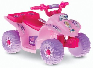 Power Wheels Barbie Lil’ Quadは、幼児に本当の運転の楽しさを教えます！幼児に優しい機能は、ハンドルバーに大きなプッシュボタンを備えており、単純なストップ&#183;アンド&#183;ゴーの操作と組み込み式フットレスト、かわいい荷物ラック。バッテリーの電力の6ボルトが実際の運転には十分です！バービーと一緒にこのバギーをボタンを押して移動します！ 型番:N3460 マニュアルは英語になります。 6Vの充電式。　 推奨最大体重：18.14kg新品です。 希少商品となりますので、定価よりお値段が高い場合がございます。 販売済みの場合は速やかに在庫の更新を行っておりますが、時間差等にて先に他店舗での販売の可能性もございます。在庫切れの際はご了承下さい。 当店、海外倉庫からのお取り寄せとなる場合もあります。その場合、発送に2〜4週間前後かかる場合があります。 原則といたしまして、お客様のご都合によるキャンセルはお断りさせていただいております。 ただし、金額のケタの読み間違いなども加味し、12時間以内であればキャンセルを受け付けております。 ※万が一、メーカーもしくは店舗などに在庫が無い場合、誠に申し訳ありませんがキャンセルさせて頂きます。何卒、ご理解いただきますようよろしくお願いいたします。 お客様による金額の間違いが多発しております。よくご確認の上、ご注文よろしくお願いいたします。　