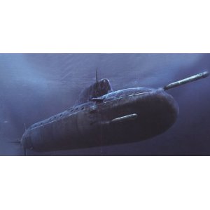 ロシア海軍の攻撃型原子力潜水艦です。1993年に1番艦セヴェロドヴィンスクの建造が始まりましたが、予算不足から竣工は著しく遅れました。エッチングパーツ付き。 商品パッケージの寸法: 34.3 x 4.3 x 5.8 cm メーカー型番： HY83526 ピース数:30 組み立て式:はい 電池使用:いいえ 電池付属:いいえ 主な素材:プラスチック リモコン付属:いいえ 本体サイズ :全長34cm、全幅3.4cm 新品です。 希少商品となりますので、定価よりお値段が高い場合がございます。 販売済みの場合は速やかに在庫の更新を行っておりますが、時間差等にて先に他店舗での販売の可能性もございます。在庫切れの際はご了承下さい。 当店、海外倉庫からのお取り寄せとなる場合もあります。その場合、発送に2〜4週間前後かかる場合があります。 原則といたしまして、お客様のご都合によるキャンセルはお断りさせていただいております。 ただし、金額のケタの読み間違いなども加味し、12時間以内であればキャンセルを受け付けております。 ※万が一、メーカーもしくは店舗などに在庫が無い場合、誠に申し訳ありませんがキャンセルさせて頂きます。何卒、ご理解いただきますようよろしくお願いいたします。 お客様による金額の間違いが多発しております。よくご確認の上、ご注文よろしくお願いいたします。　