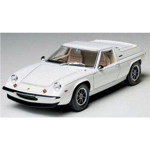 1972年に登場したロータスヨーロッパスペシャルの1/24スケールモデル。 低くシャープなフォルム。エンジンフードは完成後も取り外して内部を見られる。Y字型バックボーンフレームはリヤのラジアスアームと一体成形。このフレームに、フロントのダブルウイッシュボーン・サスペンションやスタビライザー、リヤアップライト、エンジンを組み付け、しかも組み上がったフレームにフロアパーツを接着し、その上からボディをかぶせるという実車そのままの構成。エンジンはビッグバルブならではのカムカバーをはじめ、ツインキャブレター、5速トランスミッション、そして最後部に位置するシフトリンケージまで忠実に再現。タイトなコクピットまわりも、6連メーターがずらりと並んだインパネやハイバックタイプのシート、3本スポークのステアリングや短いシフトノブまでリアル。エンジンフード後部のLOTUSロゴをはじめ、各部のエンブレムやキーホール、ミラー面はインレットマークで質感の高い仕上がり。ボディのピンストライプはデカールが付く。新品です。 希少商品となりますので、定価よりお値段が高い場合がございます。 販売済みの場合は速やかに在庫の更新を行っておりますが、時間差等にて先に他店舗での販売の可能性もございます。在庫切れの際はご了承下さい。 当店、海外倉庫からのお取り寄せとなる場合もあります。その場合、発送に2〜4週間前後かかる場合があります。 原則といたしまして、お客様のご都合によるキャンセルはお断りさせていただいております。 ただし、金額のケタの読み間違いなども加味し、12時間以内であればキャンセルを受け付けております。 ※万が一、メーカーもしくは店舗などに在庫が無い場合、誠に申し訳ありませんがキャンセルさせて頂きます。何卒、ご理解いただきますようよろしくお願いいたします。　