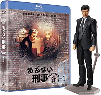 【Amazon.co.jp特典付き】あぶない刑事Blu-ray BOX VOL.1 タカフィギュア付き(完全予約限定生産)[Amazon.co.jp特典:あぶない刑事スタッフジャンパー風ジャケット(商品実寸・胸囲114cm×肩幅50cm×着丈65cm)]新品 マルチレンズクリーナー付き