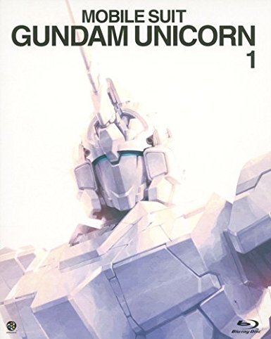 福井晴敏の小説をアニメ化した「ガンダム」シリーズの新章第1巻。バナージ・リンクスは禁忌の箱・ラプラスをめぐる争乱へ足を踏み入れる。episode 1「ユニコーンの日」を収録。カトキハジメ描き下ろし特製スリーブ仕様。 ◎仕様◎ 【特典】 ■カトキハジメ描き下ろし特製スリーブ(ガンダム35thアニバーサリー復刻版) ■16P特製ブックレット 【仕様】 BD-LIVE対応 ※本商品は既巻Blu-ray Disc商品(BCXA-0223)の初回特典スリーブケースの一部表記を変更した復刻版を新たに付属した商品となります ※スリーブケースを除く、その他Blu-ray Disc本体およびジャケット、封入特典は既巻Blu-ray Disc商品(BCXA-0223)と同一のものです ◎内容◎ 【1話収録】 ■episode 1「ユニコーンの日」 第二次ネオ・ジオン戦争の終結から3年が経過した、U.C. 0096。 地球連邦、アナハイム・エレクトロニクス社を影で操ると言われるビスト財団は、新世界の構築を目指し、ネオ・ジオンの残党『袖付き』にある機密を渡そうとする。 それは、宇宙世紀の成り立ちに大きく関わるという最重要機密『ラプラスの箱』の開放を意味していた。 ビスト財団と『袖付き』の取引場所となる工業コロニー〈インダストリアル7〉。 ここで暮らしていた学生のバナージ・リンクスは、コロニー内の無重力空間を落下していた少女を発見、救出する。 「戦争を止めたい」と語るその少女=オードリー・バーンに突き動かされたバナージは、『ラプラスの箱』を巡る争乱へと足を踏み入れていく——まるで自らの血脈に導かれるかのように。 作家・福井晴敏をストーリーに迎え、重厚かつダイナミックに展開される宇宙世紀を舞台としたガンダムの最新作。そのはじまりが刻まれた衝撃の第1巻。 ◎キャスト◎ バナージ・リンクス:内山昂輝/オードリー・バーン:藤村 歩/マリーダ・クルス:甲斐田裕子/スベロア・ジンネマン:手塚秀彰/フラスト・スコール:小山力也 ガエル・チャン:青山 穣/ミコット・バーチ:戸松 遥/タクヤ・イレイ:下野 紘/リカルド・マーセナス:有本欽隆/カーディアス・ビスト:菅生隆之/サイアム・ビスト:永井一郎 時間: 58 分新品です。 希少商品となりますので、定価よりお値段が高い場合がございます。 販売済みの場合は速やかに在庫の更新を行っておりますが、時間差等にて先に他店舗での販売の可能性もございます。在庫切れの際はご了承下さい。 当店、海外倉庫からのお取り寄せとなる場合もあります。その場合、発送に2〜4週間前後かかる場合があります。 原則といたしまして、お客様のご都合によるキャンセルはお断りさせていただいております。 ただし、金額のケタの読み間違いなども加味し、12時間以内であればキャンセルを受け付けております。 ※万が一、メーカーもしくは店舗などに在庫が無い場合、誠に申し訳ありませんがキャンセルさせて頂きます。何卒、ご理解いただきますようよろしくお願いいたします。 お客様による金額の間違いが多発しております。よくご確認の上、ご注文よろしくお願いいたします。　