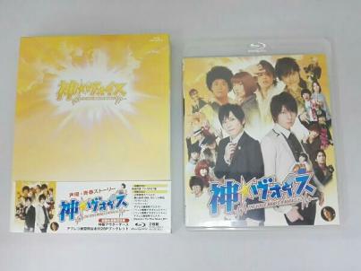 今をときめく若手人気声優からあの大御所声優まで！ 今まで成し得なかった奇跡の豪華声優キャスティング！ 前人未到の声優実写映画が遂にパッケージ化！ 主役には若手人気声優の梶裕貴と羽多野渉！ その他 浪川大輔、朴?美、宮野真守、森久保祥太郎などの若手人気声優に加え、 内田直哉、高乃麗、田中真弓、羽佐間道夫、千葉繁、キートン山田、小山力也、山寺宏一、野沢雅子といった 大御所声優たちも特別出演。 ナレーターには神谷浩史をキャスティング！ 【本編DISC】 ・本編　・映像特典（TV-SPOT集） 【特典DISC】 ・公開直前スペシャル ・舞台挨拶（初日、大ヒット御礼） ・劇中アニメ「リヴァリス」 ・「リヴァリス」アフレコ練習用（TC入り） ・劇中アニメ「ペット戦隊イキタインジャー」 ・「ペット戦隊イキタインジャー」アフレコ練習用（TC入り） ・「Dancin’ To The Music」PV 【初回生産限定特典】※初回仕様終了後なくなります。 ●アウターケース ●ブックレット （キャスト紹介、アニメ解説、アフレコ練習用台本） 【ストーリー】 大ヒットアニメ「リヴァリス」の主役として、人気の頂点に立っていた声優の白池悠宙（梶裕貴）と久保寺辰真（羽多野渉）。 しかし、ある事件を境に、二人は突如として引退し、表舞台から姿を消してしまっていた…。 そうした中、ふとしたきっかけから悠宙は小さな声優学校の講師を引き受けることになる。 そんな悠宙を待ち受けていたのは、一癖も二癖もあるようなキョーレツな個性の生徒たち。 声優になりたいという彼らの夢を叶えるため、悠宙と辰真の七転八倒が始まった！ 彼らを待ち受ける運命とは…。 そして悠宙と辰真がかつて誓い合った約束の行方やいかに！? 【キャスト】 梶裕貴　羽多野渉 朴 路美　森久保祥太郎　浪川大輔　宮野真守 田中真弓　内田直哉　高乃麗　細谷佳正 江口拓也 青山耕平 飛磨 岡村歩 迫瑞樹 田中太郎 前田邦宏 松岡佑季 森輝弥　山口和也 ランズベリー・アーサー 永井寛孝 山寺宏一（特別出演） 野沢雅子（特別出演）　キートン山田（特別出演）　千葉繁（特別出演） 滝沢ロコ（特別出演）　小山力也（特別出演）　羽佐間道夫（特別出演） ナレーション：神谷浩史 【スタッフ】 監督：佐野智樹 脚本：櫻井圭記 監修：田中真弓 制作プロダクション：護縁 アニメーション制作：Production I.G ディスク枚数: 2 時間: 102 分新品です。 希少商品となりますので、定価よりお値段が高い場合がございます。 販売済みの場合は速やかに在庫の更新を行っておりますが、時間差等にて先に他店舗での販売の可能性もございます。在庫切れの際はご了承下さい。 当店、海外倉庫からのお取り寄せとなる場合もあります。その場合、発送に2〜4週間前後かかる場合があります。 原則といたしまして、お客様のご都合によるキャンセルはお断りさせていただいております。 ただし、金額のケタの読み間違いなども加味し、12時間以内であればキャンセルを受け付けております。 ※万が一、メーカーもしくは店舗などに在庫が無い場合、誠に申し訳ありませんがキャンセルさせて頂きます。何卒、ご理解いただきますようよろしくお願いいたします。 お客様による金額の間違いが多発しております。よくご確認の上、ご注文よろしくお願いいたします。　