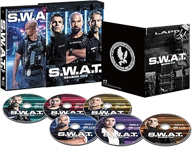 全米メガヒット! 『ワイルド・スピード』シリーズの監督が放つ、超規格外の“S.W.A.T.アクション超大作"が、ついに日本上陸! 《緊迫感MAXの銃撃戦》×《迫力度MAXのヘリからの追撃》×《臨場感MAXのカーチェイス》×《激烈度MAXの肉弾バトル》観る者の常識を遥かに超える、ド派手すぎるアクションが炸裂! ロサンゼルス、サウスセントラル地区で銃撃事件が発生。 出動要請を受けた特殊武装戦術部隊「S.W.A.T.」のホンドーら隊員たちは容疑者を仕留めるが、リーダーのバックが事件とは無関係の黒人の高校生を誤って撃ってしまう。 チームの責任者ヒックスはバックを懲戒免職処分とし、地域住民と関係が良好なホンドーを新たなリーダーに任命。 ロングビーチ市警察から配属されたストリートも加わり、ホンドー率いる新生S.W.A.T.チームは、多発する凶悪事件に日夜果敢に挑んでいくが…。 ダニエル・“ホンドー"・ハレルソン:シェマー・ムーア(咲野 俊介) ジェシカ・コルテス:ステファニー・シグマン(本田 貴子) ジム・ストリート:アレックス・ラッセル(相葉 裕樹) クリスティーナ・“クリス"・アロンソ:リナ・エスコ(種市 桃子) ドミニク・ルカ:ケニー・ジョンソン(西村 太佑) ジェフ・マムフォード:ピーター・オノラティ(白熊 寛嗣) ヴィクター・タン:デヴィッド・リム(手塚 ヒロミチ) デヴィッド・“ディーコン"・ケイ:ジェイ・ハリントン(加藤 和樹) (計 約7分) Disc 1:●未公開シーン(2種) Disc 4:●未公開シーン Disc 5:●未公開シーン Disc 6:●未公開シーン(2種) ●NGシーン ★全米視聴者数1000万人突破の大ヒット! 新作TVドラマシリーズの全米TOPランキング(2017〜2018)堂々の3位! 最前線でアクション・シーンを牽引し続ける、特殊部隊「S.W.A.T.」チームの活躍を描く、1話完結の傑作ドラマ! ★全世界大ヒット映画『ワイルド・スピード』シリーズのジャスティン・リン監督が製作総指揮を担当! 《緊迫感MAXの銃撃戦》×《迫力度MAXのヘリからの追撃》×《臨場感MAXのカーチェイス》×《激烈度MAXの肉弾バトル》 観る者の常識を遥かに超える、ド派手すぎる“新時代の海ドラ・アクション"が炸裂! ★圧倒的なリアリティだからこそ胸に迫る、濃密な人間ドラマ! 《実際のS.W.A.T.での訓練》×《現役S.W.A.T.隊員による監修》×《最新鋭のS.W.A.T.専用特殊兵器》 “鍛え抜いた肉体"と“磨き上げた戦術"で、国家を揺るがす最悪の事件に挑む! ★犯罪捜査ドラマ「クリミナル・マインド」シリーズで日本でも大人気のシェマー・ムーア主演! 脇を固める役者陣も実力派揃い! ★吹替には俳優・アーティストとしても大活躍の加藤和樹(ディーコン役)やイケメン声優の相葉裕樹(ストリート)ほか、豪華な顔ぶれが集結! ※ジャケット写真、商品仕様、映像特典などは予告なく変更となる場合がございますのでご了承ください。 時間 15 時間 37 分 ディスク枚数 6 新品です。 希少商品となりますので、定価よりお値段が高い場合がございます。 販売済みの場合は速やかに在庫の更新を行っておりますが、時間差等にて先に他店舗での販売の可能性もございます。在庫切れの際はご了承下さい。 当店、海外倉庫からのお取り寄せとなる場合もあります。その場合、発送に2～4週間前後かかる場合があります。 原則といたしまして、お客様のご都合によるキャンセルはお断りさせていただいております。 ただし、金額のケタの読み間違いなども加味し、12時間以内であればキャンセルを受け付けております。 ※万が一、メーカーもしくは店舗などに在庫が無い場合、誠に申し訳ありませんがキャンセルさせて頂きます。何卒、ご理解いただきますようよろしくお願いいたします。 お客様による金額の間違いが多発しております。金額をよくご確認の上、ご注文よろしくお願いいたします。 当店は在庫数1点のみのため、交換はできません。初期不良はメーカーにご相談願います。