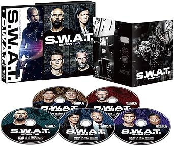 【初回限定特典】 ・三方背アウターケース仕様 ・チャプターカード 人気TVシリーズ「クリミナル・マインド」のシェマー・ムーア主演 超規格外の“S.W.A.T.アクション大作" 待望の新シーズンが始動! ホンドー率いるS.W.A.T.チームは廃墟になっているアパートから、密輸された9人の子供たちを救おうとする。 その瞬間、巨大地震がロサンゼルスを襲い、混乱に乗じて容疑者が少年を人質にとり、逃げ出してしまう。 果たして、少年を無事に救出できるのか…? ホテルのバーで出会った検事補ニアとの新たな関係性を模索するホンドー、チームを追い出され、荒れた日々を過ごすストリート、警察委員会からチームの予算削減を迫られるヒックスとジェシカなど、新たな展開を迎えたチームの行く末は…。 ダニエル・“ホンドー"・ハレルソン:シェマー・ムーア(咲野 俊介) ジェシカ・コルテス:ステファニー・シグマン(本田 貴子) ジム・ストリート:アレックス・ラッセル(相葉 裕樹) クリスティーナ・“クリス"・アロンソ:リナ・エスコ(種市 桃子) ドミニク・ルカ:ケニー・ジョンソン(西村 太佑) ヴィクター・タン:デヴィッド・リム(手塚 ヒロミチ) ロバート・ヒックス:パトリック・セント・エスプリト(上田 燿司) デヴィッド・“ディーコン"・ケイ:ジェイ・ハリントン(加藤 和樹) (計 約8分) Disc 1:●未公開シーン Disc 4:●未公開シーン Disc 5:●未公開シーン(2種) ●NGシーン ●NGシーン ●未公開シーン(4種) ★大人気アクションドラマ「S.W.A.T.」のシーズン2、ついにDVDリリース! 《緊迫感MAXの銃撃戦》×《迫力度MAXのヘリからの追撃》×《臨場感MAXのカーチェイス》×《激烈度MAXの肉弾バトル》 観る者の常識を遥かに超える、ド派手すぎる“新時代のS.W.A.T.アクション""再び! ★犯罪捜査ドラマ「クリミナル・マインド」シリーズで日本でも大人気のシェマー・ムーア主演! ジェイ・ハリントン、ステファニー・シグマン、アレックス・ラッセル、リナ・エスコなど脇を固める役者陣も実力派揃い! ★吹替には俳優・アーティストとしても大活躍の加藤和樹(ディーコン役)やイケメン声優の相葉裕樹(ストリート役)ほか、豪華な顔ぶれが集結! ★アメリカでは早くもシーズン3が放送開始! 日本を舞台にしたエピソードも制作決定! ※ジャケット写真、商品仕様、映像特典などは予告なく変更となる場合がございますのでご了承ください。 時間 16 時間 6 分 ディスク枚数 5 新品です。 希少商品となりますので、定価よりお値段が高い場合がございます。 販売済みの場合は速やかに在庫の更新を行っておりますが、時間差等にて先に他店舗での販売の可能性もございます。在庫切れの際はご了承下さい。 当店、海外倉庫からのお取り寄せとなる場合もあります。その場合、発送に2～4週間前後かかる場合があります。 原則といたしまして、お客様のご都合によるキャンセルはお断りさせていただいております。 ただし、金額のケタの読み間違いなども加味し、12時間以内であればキャンセルを受け付けております。 ※万が一、メーカーもしくは店舗などに在庫が無い場合、誠に申し訳ありませんがキャンセルさせて頂きます。何卒、ご理解いただきますようよろしくお願いいたします。 お客様による金額の間違いが多発しております。金額をよくご確認の上、ご注文よろしくお願いいたします。 当店は在庫数1点のみのため、交換はできません。初期不良はメーカーにご相談願います。
