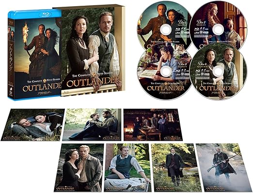 愛のため、希望のため、歴史のために戦う。 愛する者たちを守り続けるクレアとジェイミー、二人に訪れる新たな運命とは・・・ 待望のシーズン5遂に登場! 植民地時代のアメリカに生きるクレアとジェイミー、二人は懸命にアメリカで身を立てようとするが、その社会は図らずもアメリカ独立革命への道を突き進もうとしていた。 ジェイミーは新たな責務で、ノースカロライナで勃発してる暴動に終止符を打つよう総督に命じられ苦悶する。 一方、医師としての技量と知識をもちならが未来を知るクレアは、危害から人々を守るため危険を冒すことを決意する。 クレアとジェイミー夫妻、そして娘家族、今いる世界でそれぞれの居場所を見つけようと奮闘し続ける先にあるものとは、、、。 クレア・フレイザー:カトリーナ・バルフ(恒松 あゆみ) ジェイミー・フレイザー:サム・ヒューアン(高橋 広樹) ブリアナ・ランダル:ソフィー・スケルトン(早見 沙織) ロジャー・ウェイクフィールド: リチャード・ランキン(杉山 紀彰) マータフ・フレイザー:ダンカン・ラクロワ(村治 学) ヤング・イアン:ジョン・ベル(榎木 淳弥) ジョン・グレイ:デヴィッド・ベリー(高橋 英則) ファーガス・フレイザー:セザール・ドンボワ(橋本 雅史) マーサリ・フレイザー:ローレン・ライル(稲川 英里) スティーヴン・ボネット:エド・スペリーアス(細谷 佳正) (計 約126分) Disc 1: ●NGシーン ★未公開シーン(5種) Disc 2: ●サイドストーリー ★サイドストーリー(音声解説付き) ●内なる強さ:アウトランダーの女たち ●アドソとのひと時 ★未公開シーン(4種) Disc 3: ●サイドストーリー(2種) ★サイドストーリー(音声解説付き)(2種) ★未公開シーン(5種) Disc 4: ●サイドストーリー ★サイドストーリー(音声解説付き) ★フレイザー家の絆 ★細部に宿る美:セットと衣装 ●地獄の業火を抜けて:シーズン5フィナーレ ●リリックビデオ:"Flowers of the Forest" by マリア・ドイル・ケネディ ★未公開シーン(2種) Disc 1:★スタッフによる音声解説(3種) Disc 2:★スタッフによる音声解説(3種) Disc 3:★スタッフによる音声解説(3種) Disc 4:★スタッフによる音声解説(3種) ★・・・ブルーレイのみの収録 ・オフィシャルフォト ワイドサイズ 7枚セット(169mm×127mm) ※2Lサイズのフォトフレームに収納可能 クレアとジェイミーの2ショット他 シーズン5のキャストの魅力が満載のフォトカードセット ★全12話に加え、豪華映像特典収録! (NGシーン、サイドストーリー、他) ★舞台は独立革命前の世直し暴動下のアメリカ! 歴史を揺るがすドラマチックなストーリー展開 植民地時代の世直し暴動下のアメリカで、ジェイミーとクレアが新たな試練と苦難に翻弄されながらも愛する者たちを守るため闘い続ける姿を描く ★シーズン5でもジェイミー役、サム・ヒューアンの魅力が全開! 役の中で歳を重ねても、その魅力はまだまだ健在! クレアとのラブシーンや逞しい戦闘シーンも見どころ! ★既にシーズン6までの制作が決定! まだまだ続くアウトランダー・ワールド 原作は累計発行部数2500万部を誇るベストセラーシリーズ、シーズン6以降のストーリーもまだまだ続いている ※ジャケット写真、商品仕様、映像特典などは予告なく変更となる場合がございますのでご了承ください。 時間 11 時間 44 分 ディスク枚数 4 新品です。 希少商品となりますので、定価よりお値段が高い場合がございます。 販売済みの場合は速やかに在庫の更新を行っておりますが、時間差等にて先に他店舗での販売の可能性もございます。在庫切れの際はご了承下さい。 当店、海外倉庫からのお取り寄せとなる場合もあります。その場合、発送に2～4週間前後かかる場合があります。 原則といたしまして、お客様のご都合によるキャンセルはお断りさせていただいております。 ただし、金額のケタの読み間違いなども加味し、12時間以内であればキャンセルを受け付けております。 ※万が一、メーカーもしくは店舗などに在庫が無い場合、誠に申し訳ありませんがキャンセルさせて頂きます。何卒、ご理解いただきますようよろしくお願いいたします。 お客様による金額の間違いが多発しております。金額をよくご確認の上、ご注文よろしくお願いいたします。 当店は在庫数1点のみのため、交換はできません。初期不良はメーカーにご相談願います。