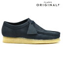 CLARKS / クラークス イギリスの老舗ブーツブランド。英国で現存している最古の靴ブランドとして知られている。 歴史は1825年にサイラス・クラークス氏とジェームス・クラークス氏の兄弟によって立ち上げられたことにより始まる。大きな転機となったのは、1950年に世界初の「デザートブーツ」を発売したこと。 世界大戦中に創業一族のネイサン・クラークス氏が進駐地ビルマで見たゴム底靴よりインスピレーションを受け戦後に考案したデザートブーツは当初、社内で「こんな靴は売れない」と言われ、発売後もイギリスでの評価は低かったが、アメリカで大ヒットを飛ばす。その後イギリスに逆輸入される形で広まっていった。 【CLARKS/クラークス】一覧はこちら 送料について ＜送料無料の場合＞北海道・一部離島沖縄 900円1200円 送料の詳細はこちらブランド CLARKS / クラークス 商品名 ワラビー 品番 26147299 カラー インク サイズ展開 UK6.0/24.0cm UK6.5/24.5cm UK7.0/25.0cm UK7.5/25.5cm UK8.0/26.0cm UK8.5/26.5cm UK9.0/27.0cm UK9.5/27.5cm UK10.0/28.0cm UK10.5/28.5cm ※クラークス製品にはcm表記はございません。日本サイズ（cm）は目安としてお考え下さい。 素材/スペック アッパー：ヌバックレザー アウトソール：ラバー(クレープソール) フィッティング：G サイズ選びの目安 細身、普通幅の方は0.5cmダウン、 甲高、幅広の方は標準サイズをお勧めします。 ※スタッフが実際に同一の商品を着用した結果ですが、履き方のお好みには個人差があります。あくまでもご参考としてお考えください。 商品説明 クラークスより「ワラビー」です。 クラークス「ORIGINALS（オリジナルス）」シリーズの代名詞とも呼べる永遠の名作で、有袋動物「ワラビー」に由来した独特な袋縫い形状のカジュアルシューズ。足を包み込むような絶妙な履き心地はもちろん、天然ゴムを使用したクレープソールはクッション性に優れており、履き心地は抜群です。 ご注意点 ■靴箱の記載の「CN」はチャイナサイズ表記ですのでご注意ください（cmではございません） ■製造時期により多少の仕様変更がございますが、お選びいただくことは不可となりますので 予めご了承お願い致します。 ■クレープソールを使用しているため、ソールに生産過程での汚れが生じる場合がございますが、予めご理解いただきますようお願い致します。 下記のような場合による、交換は致しかねますのでご了承ください。 ご理解いただきご購入お願い致します。 ・商品の写真やご覧になる画面によって商品の質感や色がことなる場合がございます。 ・商品箱が輸送上の都合等によりキズや潰れなどが生じている場合がございます。 ・商品の中には接着剤の付着、キズ、シワ、ゆがみなどが多少ございます。 このような理由の場合、往復の送料はお客様負担とさせていただきますので予めご了承くださいませ。 ▼注意▼ 当商品は【並行輸入品（海外正規品）】となります。製品の制作工程上でのオイルシミによります色ムラやボンド接着跡、縫製の際の"シワ"や"キズ"等がある場合もございますが、これらは不良品ではなく、製造上やむを得ないものとなります。 着用に支障の無い傷や輸入による箱のつぶれ、多少の汚れもご了承下さいませ。これは当商品の風合いの範囲内ですので完璧な商品をお求めの方には不向きな商品です。 ※使われた革の部分によって質感の異なる場合やシワやキズがある場合がございます。これらは商品の特性上のものですのであらかじめご了承ください。 ※サイズに不安のあるお客様は、メールにて事前にお問い合わせ下さい。 ※商品販売価格は予告無く変動します。