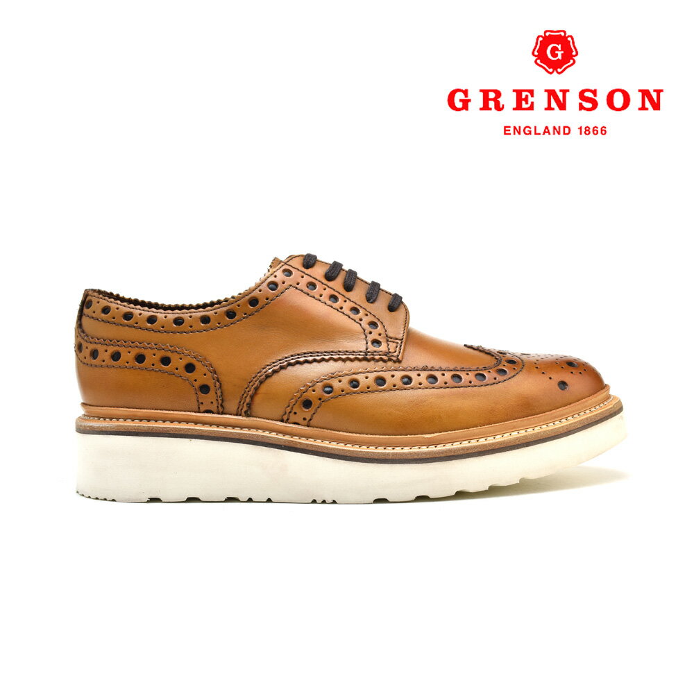 GRENSON / グレンソン グレンソンは1866年創業のイギリスの老舗シューズブランドです。 グレンソンの創業者は、靴職人ウィリアム・グリーン氏で、その歴史はノーサンプトンシャー州のラシュデンに開いた小さな工房から始まりました。 一人の靴職人から始まった小さな工房には、やがて多くの職人が集まり、事業は順調に発展。1895年には法人化され、1911年には現在のような生産スタイルを確立し、英国紳士靴の代名詞的存在として世界中から認められるようになります。1974年に制作されたアメリカ映画「華麗なるギャツビー」においては、衣装を担当したラルフローレン氏のセレクトによりグレンソンの靴が登場し、注目を集めました。 【GRENSON / グレンソン】一覧はこちら 送料について ＜送料無料の場合＞北海道・一部離島沖縄 900円1200円 送料の詳細はこちらブランド GRENSON/グレンソン 商品名 ARCHIE V/アーチーV 素材/スペック カラー　：　タン レザー　：　カーフ ソール　：　ラバーソール ワイズ　：　G 生産国　：　イギリス製 商品説明 グレンソンは1866年創業のイギリスの老舗シューズブランドです。 グレンソンの創業者は、靴職人ウィリアム・グリーン氏で、その歴史はノーサンプトンシャー州のラシュデンに開いた小さな工房から始まりました。 一人の靴職人から始まった小さな工房には、やがて多くの職人が集まり、事業は順調に発展。1895年には法人化され、1911年には現在のような生産スタイルを確立し、英国紳士靴の代名詞的存在として世界中から認められるようになります。1974年に制作されたアメリカ映画「華麗なるギャツビー」においては、衣装を担当したラルフローレン氏のセレクトによりグレンソンの靴が登場し、注目を集めました ▼注意▼ 当商品は【並行輸入品（海外正規品）】となります。製品の制作工程上でのオイルシミによります色ムラやボンド接着跡、縫製の際の"シワ"や"キズ"等がある場合もございますが、これらは不良品ではなく、製造上やむを得ないものとなります。 着用に支障の無い傷や輸入による箱のつぶれ、多少の汚れもご了承下さいませ。これは当商品の風合いの範囲内ですので完璧な商品をお求めの方には不向きな商品です。 ご注意点 ※新品ですが一部箱が破損している場合が御座います。 ※細かなキズや型抜き跡などが見られる場合があります。 ※実物とパソコンモニター画面では、見た目の色に多少違いがある場合が御座います。 ※輸送上の都合等により商品に多少の汚れや傷などが付いている場合がございます。 上記の点を予めご了承のうえご注文いただきますようお願いいたします。