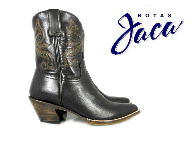 Jaca/ハカ Botas Jacaは、1942年以来続くメキシコの最高峰ウエスタンブーツブランドです。 上質な革の質感と、レースや刺繍による繊細なステッチワークの美しさが特徴です。 多くの海外セレブの定番ウエスタンブーツ♪ 【Jaca/ハカ】一覧はこちら 送料について ＜送料無料の場合＞北海道・一部離島沖縄 900円(税込)1,200円(税込) 送料の詳細はこちら【WESTERN BOOTS / COW BOY BOOTS】 Botas Jacaは、1942年以来続くメキシコの最高峰ウエスタンブーツブランドです。上質な革の質感と、レースや刺繍による繊細なステッチワークの美しさが特徴です。 【型番】8009 【COLOR】PIEL TAUPO MOKA 【LEATHER】本革 【SOLE】レザー 【製法】グッドイヤー・ウェルト 英国人"グッドイヤー"が発明した靴製造法。機械を使った製法としてはもっとも古く手間のかかるため 高級靴にのみ使用されている製法。アッパーとミッドソールをウェルトと呼ばれる細い革とともに縫い合わせるところが最大の特徴。型崩れがしにくく歩きやすいのがこの製法の魅力です。 【原産国】メキシコ 【CAUTION】 ※使われた革の部分によって質感の異なる場合やシワやキズがある場合がございます。これらは商品の特性上のものですのであらかじめご了承ください。