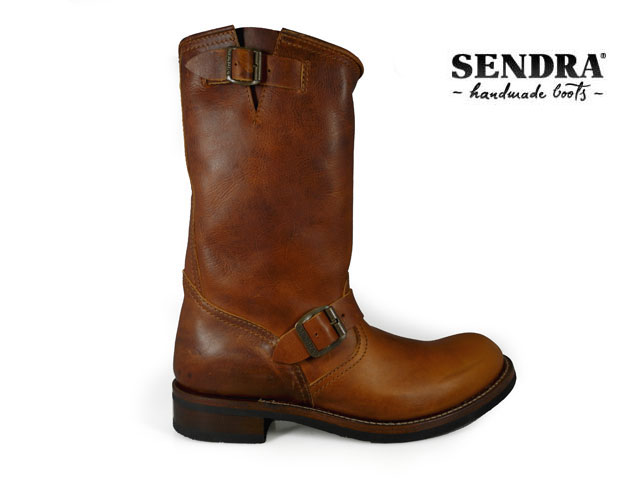 SENDRA/センドラ 約100年もの歴史をもつSENDRAは、1913年スペインのALMANSA(アルマンサ)にて設立されました。この地域は砂漠地帯のため中世から馬による移動が多く足を保護し丈夫なブーツが必要とされていました。そして、生活の糧として必然的にウェスタンブーツは重要視され、SENDRAブーツは長年培った技術と共に発展し、ヨーロッパ最高のウエスタンブーツブランドとして現在に至っています。また現在では、ファッション性や耐久性に力を注ぎ、SENDRA社ならではの独特なラインを主軸とするGOOD YEAR WELT製法がSENDRA社の魅力でもあります。 【SENDRA/センドラ】一覧はこちら 送料について ＜送料無料の場合＞北海道・一部離島沖縄 900円1200円 送料の詳細はこちら【BRANDHISTORY】 約100年もの歴史をもつSENDRAは、1913年スペインのALMANSA(アルマンサ)にて設立されました。この地域は砂漠地帯のため中世から馬による移動が多く足を保護し丈夫なブーツが必要とされていました。そして、生活の糧として必然的にウェスタンブーツは重要視され、SENDRAブーツは長年培った技術と共に発展し、ヨーロッパ最高のウエスタンブーツブランドとして現在に至っています。また現在では、ファッション性や耐久性に力を注ぎ、SENDRA社ならではの独特なラインを主軸とするGOOD YEAR WELT製法がSENDRA社の魅力でもあります。 【GOOD YEAR WELT製法とは】 靴の中にコルクを使用しているのと同時に複式縫いのため耐久性に優れ、また吸排湿性(通気性)に富み、靴の製法の中で最も最高級な製法です。履けば履くほど自分の足型に近づくのが特徴です。 【原産国】スペイン 【COLOR】　EVOLUTION　TANG 【WIDTH】　EEワイズ 【サイズ選びの目安】 履きこむにつれ足に馴染んできます。甲・幅共にゆったりめになりますので、普段と同じサイズをオススメします。 【CAUTION】 使われた革の部分によって革の質感の異なる場合やシワやキズがある場合がございます。これは不良品ではなく商品の特性上のものとなりますので、あらかじめご了承のうえご注文いただきますようお願いいたします。