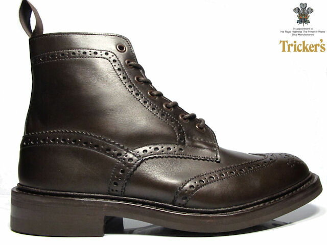 【TRICKERS / トリッカーズ】 靴作りの名人ジョセフ・トリッカーによって、1829年 R.E.Tricker Ltd が設立される。 現在、五代目に受け継がれているトリッカーズは、英国靴製造のメッカであるイギリスのノーザンプトンに現存する最古のシューメーカーである。 プリンス・オブ・ウェールズ（チャールズ皇太子）より授かった王室御用達を意味するロイヤル・ワラントが掲げられたセント・ミッシェル通りにある工場では、180年間にわたり当時からの変わらぬ伝統的な技法を用いながら、職人たちの手仕事によって生産され続けている。 【TRICKERS / トリッカーズ】一覧はこちら 送料について ＜送料無料の場合＞北海道・一部離島沖縄 900円1200円 送料の詳細はこちらブランド TRICKER'S／ トリッカーズ 商品名 COUNTRY BOOT 素材/スペック LEATHER　：　カーフレザー (本革) SOLE　：ダイナイトソール 英国のダイナイト社の作るラバーソール、通称「ダイナイトソール」を使用。 滑り止めの役目を果たす丸い突起があしらわれたラバー製のソールで実用性と見た目のバランスの良いソールです。レザーソールのようにスマートなのに、雨天時でも気兼ねなくガンガン履ける優れた耐久性が自慢です。 ワイズ表記　：　5 生産国　：　ENGLAND サイズ選びの目安 普段お使いのスニーカーより細身・普通の方は-1.0cm,幅広甲高の方は-0.5cm小さめをお勧めします。 商品説明 【COUNTRY BOOTS MALTON】 トリッカーズの代表的なモデルがこのカントリーブーツ・マートン(モールトン)。ウィングチップの7アイレット・ブーツは通称「カントリー・ブーツ」と呼ばれています。特徴はアッパーに施されたブローギングとグッドイヤー・ウェルト製法で仕上られるダブル・ソールで、耐久性に優れています。美しいトゥのウイングチップ（W型のつま先飾り）とメダリオンは通気性を良くする効果もあります。職人さんのベンチメイド（全ての工程を一人の職人さんが一貫して受け持つこと）により作り上げられたこだわりの一足です。 ▼注意▼ 当商品は【平行輸入品（海外正規品）】となります。製品の制作工程上でのオイルシミによります色ムラやボンド接着跡、縫製の際の"シワ"や"キズ"等がある場合もございますが、これらは不良品ではなく、製造上やむを得ないものとなります。 着用に支障の無い傷や輸入による箱のつぶれ、多少の汚れもご了承下さいませ。これは当商品の風合いの範囲内ですので完璧な商品をお求めの方には不向きな商品です。 ご注意点 ※新品ですが一部箱が破損している場合が御座います。 ※細かなキズや型抜き跡などが見られる場合があります。 ※実物とパソコンモニター画面では、見た目の色に多少違いがある場合が御座います。 ※輸送上の都合等により商品に多少の汚れや傷などが付いている場合がございます。 上記の点を予めご了承のうえご注文いただきますようお願いいたします。