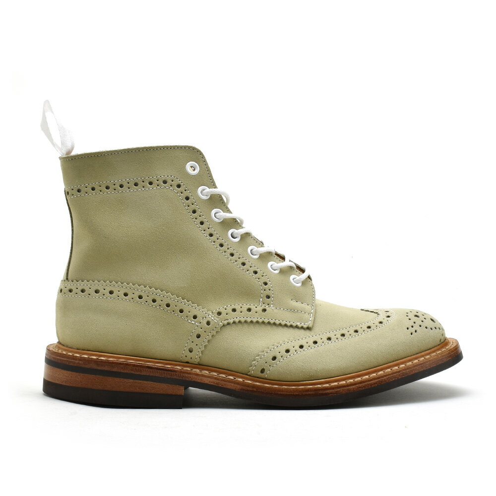 【TRICKERS / トリッカーズ】 靴作りの名人ジョセフ・トリッカーによって、1829年 R.E.Tricker Ltd が設立される。 現在、五代目に受け継がれているトリッカーズは、英国靴製造のメッカであるイギリスのノーザンプトンに現存する最古のシューメーカーである。 プリンス・オブ・ウェールズ（チャールズ皇太子）より授かった王室御用達を意味するロイヤル・ワラントが掲げられたセント・ミッシェル通りにある工場では、180年間にわたり当時からの変わらぬ伝統的な技法を用いながら、職人たちの手仕事によって生産され続けている。 【TRICKERS / トリッカーズ】一覧はこちら 送料について ＜送料無料の場合＞北海道・一部離島沖縄 900円1200円 送料の詳細はこちらブランド TRICKER'S／ トリッカーズ 商品名 COUNTRY BOOT 素材/スペック LEATHER　：　スエード SOLE　：ダイナイトソール 英国のダイナイト社の作るラバーソール、通称「ダイナイトソール」を使用。 滑り止めの役目を果たす丸い突起があしらわれたラバー製のソールで実用性と見た目のバランスの良いソールです。レザーソールのようにスマートなのに、雨天時でも気兼ねなくガンガン履ける優れた耐久性が自慢です。 ワイズ表記　：　5 生産国　：　ENGLAND サイズ展開 24.5cm/UK6.0 25.0cm/UK6.5 25.5cm/UK7.0 26.0cm/UK7.5 26.5cm/UK8.0 27.0cm/UK8.5 27.5cm/UK9.0 28.0cm/UK9.5 サイズ選びの目安 普段お使いのスニーカーより細身・普通の方は-1.0cm,幅広甲高の方は-0.5cm小さめをお勧めします。 商品説明 【COUNTRY BOOTS MALTON】 トリッカーズの代表的なモデルがであるウィングチップの7アイレット・ブーツは通称「カントリー・ブーツ」と呼ばれています。特徴はアッパーに施されたブローギングとグッドイヤー・ウェルト製法で仕上られるダブル・ソールで、耐久性に優れています。美しいトゥのウイングチップ（W型のつま先飾り）とメダリオンは通気性を良くする効果もあります。職人さんのベンチメイド（全ての工程を一人の職人さんが一貫して受け持つこと）により作り上げられたこだわりの一足です。 ▼注意▼ 当商品は【平行輸入品（海外正規品）】となります。製品の制作工程上でのオイルシミによります色ムラやボンド接着跡、縫製の際の"シワ"や"キズ"等がある場合もございますが、これらは不良品ではなく、製造上やむを得ないものとなります。 着用に支障の無い傷や輸入による箱のつぶれ、多少の汚れもご了承下さいませ。これは当商品の風合いの範囲内ですので完璧な商品をお求めの方には不向きな商品です。 ご注意点 ※新品ですが一部箱が破損している場合が御座います。 ※細かなキズや型抜き跡などが見られる場合があります。 ※実物とパソコンモニター画面では、見た目の色に多少違いがある場合が御座います。 ※輸送上の都合等により商品に多少の汚れや傷などが付いている場合がございます。 上記の点を予めご了承のうえご注文いただきますようお願いいたします。 VALET BOX TRAVEL KIT SHOE TREE POLISH BRUSHES