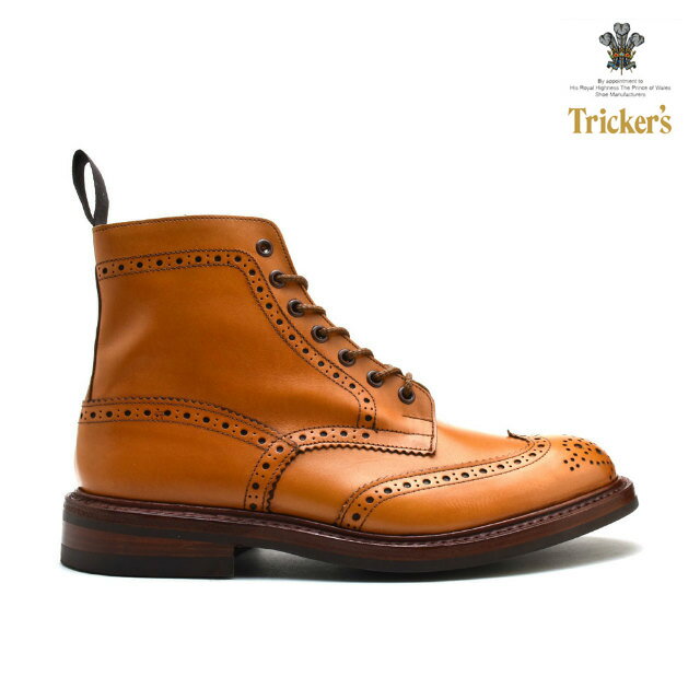 【TRICKERS / トリッカーズ】 靴作りの名人ジョセフ・トリッカーによって、1829年 R.E.Tricker Ltd が設立される。 現在、五代目に受け継がれているトリッカーズは、英国靴製造のメッカであるイギリスのノーザンプトンに現存する最古のシューメーカーである。 プリンス・オブ・ウェールズ（チャールズ皇太子）より授かった王室御用達を意味するロイヤル・ワラントが掲げられたセント・ミッシェル通りにある工場では、180年間にわたり当時からの変わらぬ伝統的な技法を用いながら、職人たちの手仕事によって生産され続けている。 【TRICKERS / トリッカーズ】一覧はこちら 送料について ＜送料無料の場合＞北海道・一部離島沖縄 900円1200円 送料の詳細はこちらブランド TRICKER'S／ トリッカーズ 商品名 COUNTRY BOOT 素材/スペック LEATHER　：　カーフレザー (本革) SOLE　：ダイナイトソール 英国のダイナイト社の作るラバーソール、通称「ダイナイトソール」を使用。 滑り止めの役目を果たす丸い突起があしらわれたラバー製のソールで実用性と見た目のバランスの良いソールです。レザーソールのようにスマートなのに、雨天時でも気兼ねなくガンガン履ける優れた耐久性が自慢です。 ワイズ表記　：　5 生産国　：　ENGLAND サイズ選びの目安 普段お使いのスニーカーより細身・普通の方は-1.0cm,幅広甲高の方は-0.5cm小さめをお勧めします。 商品説明 【COUNTRY BOOTS STOW】 トリッカーズの代表的なモデルであるウィングチップの7アイレット・ブーツは通称「カントリー・ブーツ」と呼ばれています。特徴はアッパーに施されたブローギングとグッドイヤー・ウェルト製法で仕上られるダブル・ソールで、耐久性に優れています。美しいトゥのウイングチップ（W型のつま先飾り）とメダリオンは通気性を良くする効果もあります。職人さんのベンチメイド（全ての工程を一人の職人さんが一貫して受け持つこと）により作り上げられたこだわりの一足です。 ▼注意▼ 当商品は【平行輸入品（海外正規品）】となります。製品の制作工程上でのオイルシミによります色ムラやボンド接着跡、縫製の際の"シワ"や"キズ"等がある場合もございますが、これらは不良品ではなく、製造上やむを得ないものとなります。 着用に支障の無い傷や輸入による箱のつぶれ、多少の汚れもご了承下さいませ。これは当商品の風合いの範囲内ですので完璧な商品をお求めの方には不向きな商品です。 ご注意点 ※新品ですが一部箱が破損している場合が御座います。 ※細かなキズや型抜き跡などが見られる場合があります。 ※実物とパソコンモニター画面では、見た目の色に多少違いがある場合が御座います。 ※輸送上の都合等により商品に多少の汚れや傷などが付いている場合がございます。 ※シュークリーム、予備ヒモ等の付属品はあくまでメーカー側からのサービス品になりますので、製造時期によっては付属していない場合もございます。 上記の点を予めご了承のうえご注文いただきますようお願いいたします。 VALET BOX TRAVEL KIT SHOE TREE POLISH BRUSHES