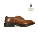 【TRICKERS / トリッカーズ】 靴作りの名人ジョセフ・トリッカーによって、1829年 R.E.Tricker Ltd が設立される。 現在、五代目に受け継がれているトリッカーズは、英国靴製造のメッカであるイギリスのノーザンプトンに現存する最古のシューメーカーである。 プリンス・オブ・ウェールズ（チャールズ皇太子）より授かった王室御用達を意味するロイヤル・ワラントが掲げられたセント・ミッシェル通りにある工場では、180年間にわたり当時からの変わらぬ伝統的な技法を用いながら、職人たちの手仕事によって生産され続けている。 【TRICKERS / トリッカーズ】一覧はこちら 送料について ＜送料無料の場合＞北海道・一部離島沖縄 900円1200円 送料の詳細はこちらブランド TRICKER'S／ トリッカーズ 商品名 BOURTON BROGUE SHOES 素材/スペック LEATHER　：　カーフ SOLE　：ダイナイトソール 英国のダイナイト社の作るラバーソール、通称「ダイナイトソール」を使用。 滑り止めの役目を果たす丸い突起があしらわれたラバー製のソールで実用性と見た目のバランスの良いソールです。レザーソールのようにスマートなのに、雨天時でも気兼ねなくガンガン履ける優れた耐久性が自慢です。 ワイズ表記　：　5 生産国　：　ENGLAND サイズ選びの目安 こちらはカントリーブーツ『M2508』に比べ大きめに作られておりますので、-0.5cmがおすすめです。 (M2508がUK8.0の場合、UK7.5) お手入れについて ブラシなどで汚れを落としてから、栄養分＆保湿を与える乳化性シュークリームをご利用ください。 （当店でもシューケア用品のお取り扱いがあります。） 商品説明 【COUNTRY SHOES BOURTON】 トリッカーズの人気モデル、カントリーコレクションの短靴「BOURTON」です。一人の職人が製靴の最初から最後までの工程を受け持ち、最高級の素材、技術を用いてつくられています。トリッカーズの代名詞であるウィングチップ使用のシューズで、カジュアルからフォーマルまで幅広く活躍してくれます。また、トリッカーズには珍しくダイナイトソールを使用。それにより定番のレザーソールに比べ滑りにくく、クッション性がUP！雨のときなど滑りから守ってくれます。履くほどに味が出て、数年後には他の靴では成し得ない様な至極の一足になります。 ▼注意▼ 当商品は【並行輸入品（海外正規品）】となります。製品の制作工程上でのオイルシミによります色ムラやボンド接着跡、縫製の際の"シワ"や"キズ"等がある場合もございますが、これらは不良品ではなく、製造上やむを得ないものとなります。 着用に支障の無い傷や輸入による箱のつぶれ、多少の汚れもご了承下さいませ。これは当商品の風合いの範囲内ですので完璧な商品をお求めの方には不向きな商品です。 ご注意点 ※新品ですが一部箱が破損している場合が御座います。 ※細かなキズや型抜き跡などが見られる場合があります。 ※実物とパソコンモニター画面では、見た目の色に多少違いがある場合が御座います。 ※輸送上の都合等により商品に多少の汚れや傷などが付いている場合がございます。 上記の点を予めご了承のうえご注文いただきますようお願いいたします。