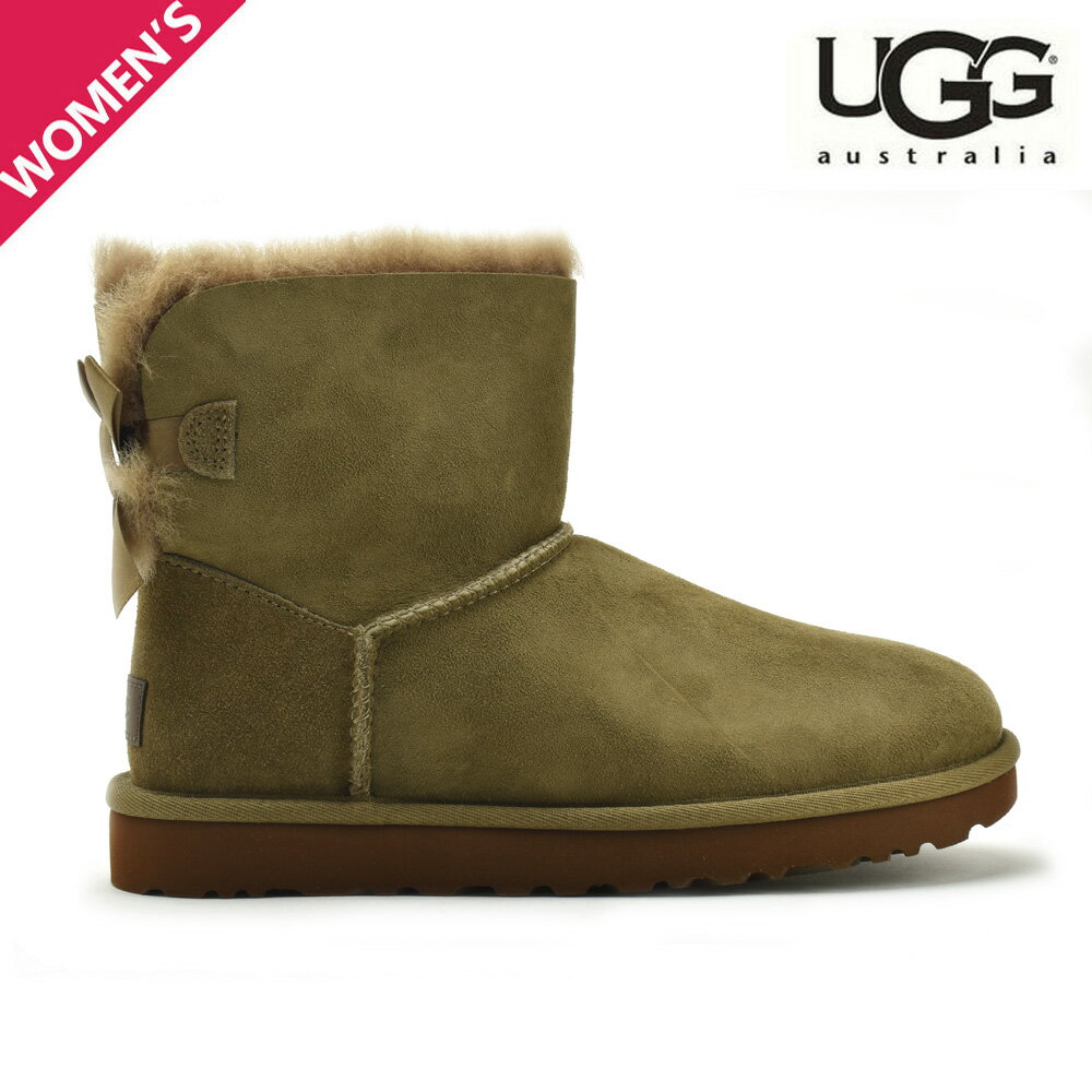 UGG / アグ オーストラリアで1920年代に登場したUGGブーツは当初、羊毛刈りを仕事とする人たちの間で広まりました。 彼らは自分たちの不恰好なブーツを「Ugly Boots（かっこ悪いブーツ）」と呼んでいました。 「UGG」という名前はこれに由来するのですが、あまりの履き心地の良さから次第に一般の人々にも履かれるようになっていったのです。冬には驚くほど暖かいUGGですが、通気性に優れているため夏にも涼しく履くことができます。 また、長時間外を歩く遊園地デートのようなヒールを履きたくない場面でも、 軽くて疲れにくく、多種のファッションとの相性が抜群です。 【UGG/アグ】一覧はこちら 送料について ＜送料無料の場合＞北海道・一部離島沖縄 900円1200円 送料の詳細はこちらブランド UGG / アグ 商品名 MINI BAILEY BOW サイズ US5(22-22.5cm) US6(23-23.5cm) US7(24-24.5cm) US8(25-25.5cm) 原産国 中国 カラー ヒッコリー 素材/スペック アッパー：天然皮革(スエード) ライニング：シープスキン(羊毛) アウトソール：ラバー サイズ感 小さめの作りとなっています。 足幅広め・甲高の場合1cmアップがオススメです。 ※デザインや個人の足タイプで若干の違いはございます。あくまでも目安とお考え下さい。 商品説明 UGG（アグ）より「ミニベイリーボウ II」です。 人気のミニ丈ブーツにバックにリボンをあしらい、さらに機能性をプラスしアップデート。ラグジュリアスなツインフェイスシープスキンとスエードのアッパーに撥水・防汚性をプラス。長年愛され続けているブーツのベースシルエットはそのままに、より魅力的に進化させました。 ご注意点 ▼注意▼ 当商品は【並行輸入品（海外正規品）】となります。製品の制作工程上でのオイルシミによります色ムラやボンド接着跡、縫製の際の"シワ"や"キズ"等がある場合もございますが、これらは不良品ではなく、製造上やむを得ないものとなります。 着用に支障の無い傷や輸入による箱のつぶれ、多少の汚れもご了承下さいませ。これは当商品の風合いの範囲内ですので完璧な商品をお求めの方には不向きな商品です。 　 下記のような場合による、交換は致しかねますのでご了承ください。 ご理解いただきご購入お願い致します。 ※新品ですが一部箱が破損している場合が御座います。 ※実物とパソコンモニター画面では、見た目の色に多少違いがある場合が御座います。 ※輸送上の都合等により商品に多少の汚れや傷などが付いている場合がございます。 ※シープスキンのブーツは素材の特性上一点一点生地、ボアの量等が異なり、天然素材につき色ムラ等ございますが予めご了承頂けますようお願い申し上げます。また最近市場にて不正商品、偽造商品が多数出回っております。当店では正規品のみの取り扱いとなりますのでご安心下さいませ。 ※送料について ＜送料無料の場合でも以下の地域は別途送料が発生致します。＞ 北海道・一部離島 900円 沖縄 1200円　