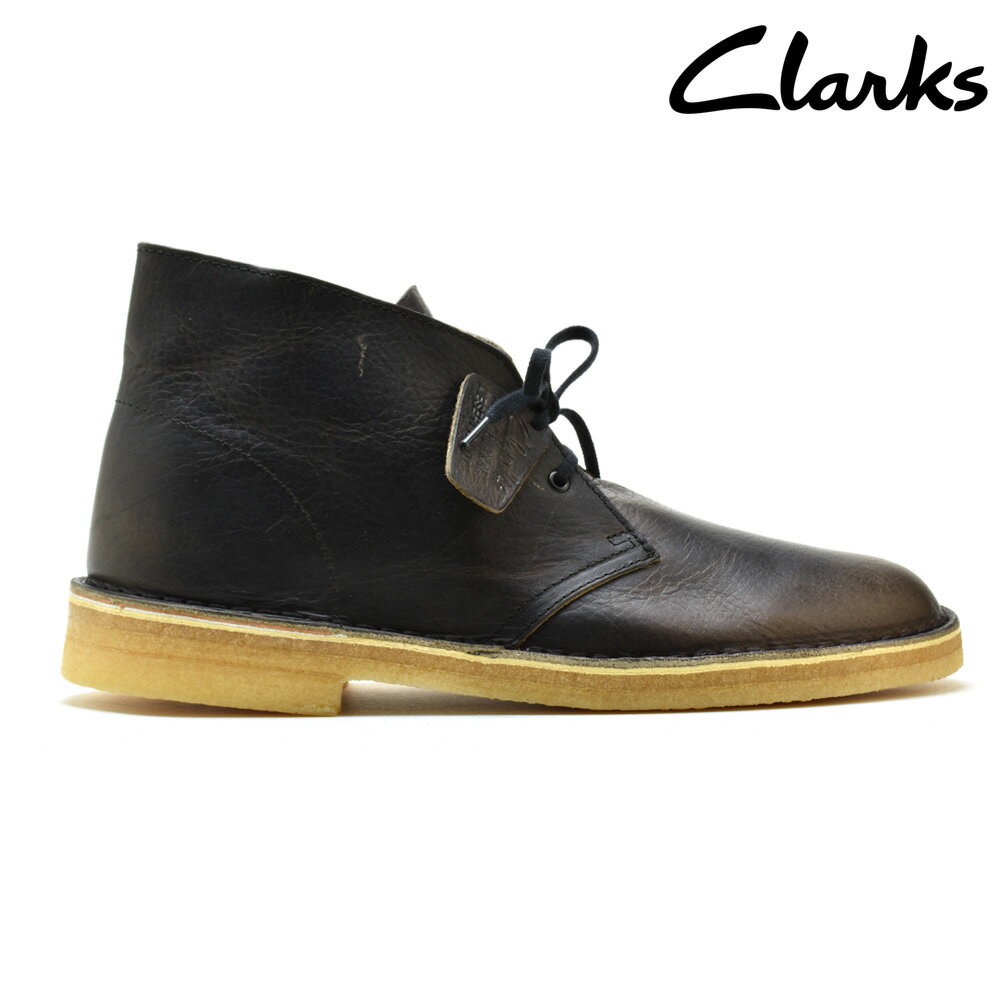 CLARKS / クラークス イギリスの老舗ブーツブランド。英国で現存している最古の靴ブランドとして知られている。 歴史は1825年にサイラス・クラークス氏とジェームス・クラークス氏の兄弟によって立ち上げられたことにより始まる。大きな転機となったのは、1950年に世界初の「デザートブーツ」を発売したこと。 世界大戦中に創業一族のネイサン・クラークス氏が進駐地ビルマで見たゴム底靴よりインスピレーションを受け戦後に考案したデザートブーツは当初、社内で「こんな靴は売れない」と言われ、発売後もイギリスでの評価は低かったが、アメリカで大ヒットを飛ばす。その後イギリスに逆輸入される形で広まっていった。 【CLARKS/クラークス】一覧はこちら 送料について ＜送料無料の場合＞北海道・一部離島沖縄 900円(税込)1,200円(税込) 送料の詳細はこちら《商品詳細》 ブランド CLARKS 商品番号 ■26118568 商品名 DESERT BOOT カラー ■KHAKI ワイズ(FIT) M(D~E相当) 商品説明 クラークスの定番中の定番モデルで、戦時中に英国軍指揮官が履いていたブーツからインスピレーションをうけ、作られました。足に優しい履き心地とシンプルなデザインが人気のある1足です。 サイズの目安 普段お使いのスニーカーより-0.5cmサイズダウン(幅広甲高の方はスニーカーサイズ)をお勧めします。※こちらは2013年以降に仕様変更された新品番となります。以前の同サイズの同モデルより0.5cm相当つくりが小さくなっておりますので、 以前の同モデルをお持ちの方は+0.5cmアップでのご購入をお勧めします。 ※ご注意※ ※使われた革の部分によって質感の異なる場合やシワやキズがある場合がございます。これらは商品の特性上のものですのであらかじめご了承ください。 ※注意※　商品仕様について 天然ゴムを主要としている【クレープソール】を使用しているため、生産過程で汚れが生じる場合がございます。 なお、上記理由による交換は致しかねます。ご理解いただきご購入お願い致します。