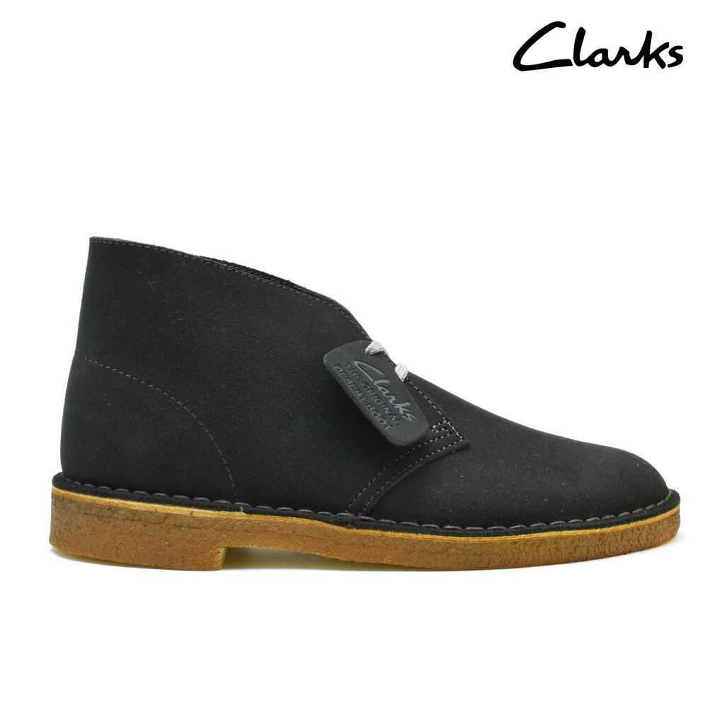 CLARKS / クラークス イギリスの老舗ブーツブランド。英国で現存している最古の靴ブランドとして知られている。 歴史は1825年にサイラス・クラークス氏とジェームス・クラークス氏の兄弟によって立ち上げられたことにより始まる。大きな転機となったのは、1950年に世界初の「デザートブーツ」を発売したこと。 世界大戦中に創業一族のネイサン・クラークス氏が進駐地ビルマで見たゴム底靴よりインスピレーションを受け戦後に考案したデザートブーツは当初、社内で「こんな靴は売れない」と言われ、発売後もイギリスでの評価は低かったが、アメリカで大ヒットを飛ばす。その後イギリスに逆輸入される形で広まっていった。 【CLARKS/クラークス】一覧はこちら 送料について ＜送料無料の場合＞北海道・一部離島沖縄 900円(税込)1,200円(税込) 送料の詳細はこちら【CLARKS / クラークス】 イギリスの老舗ブーツブランド。英国で現存している最古の靴ブランドとして知られている。歴史は1825年にサイラス・クラークス氏とジェームス・クラークス氏の兄弟によって立ち上げられたことにより始まる。 大きな転機となったのは、1950年に世界初の「デザートブーツ」を発売したこと。世界大戦中に創業一族のネイサン・クラークス氏が進駐地ビルマで見たゴム底靴よりインスピレーションを受け戦後に考案したデザートブーツは当初、社内で「こんな靴は売れない」と言われ、発売後もイギリスでの評価は低かったが、アメリカで大ヒットを飛ばす。その後イギリスに逆輸入される形で広まっていった。 ブランド CLARKS / クラークス 品番 26129906/DESERT BOOT 素材/スペック アッパー：天然皮革(スウェード) アウトソール：天然ゴム カラー：ダークグレー スエード/DARK GREY SUEDE サイズ感 この靴は甲が低いですが、大きめの作りとなっています。0.5cmサイズダウン、甲高、幅広の方は通常サイズをおすすめします。 ※デザインや個人の足タイプで若干の違いはございます。あくまでも目安とお考え下さい。 商品説明 発売以後その履き心地を追及した物作りが世界中で認められ1995年にはなんと世界販売累計1000万足突破と言う偉業を成し遂げたこの「デザートブーツ」。その記録は今なお更新し続けています。靴本来の求める足に優しい履き心地の追求と無駄を極限まで省いたシンプルなデザインが老若を問わず数多くのファンを獲得しています。一度履き潰してもまた同じ物が欲しくなってしまうことは言うまでもありません。 ご注意点 【並行輸入品（海外正規品）】について 製品の制作工程上でのオイルシミによります色ムラやボンド接着跡、縫製の際の『シワ』や『キズ』等がある場合もございますが、これらは不良品ではなく、製造上やむを得ないものとなります。 着用に支障の無い傷や輸入による箱のつぶれ、多少の汚れもご了承下さいませ。これは当商品の風合いの範囲内ですので完璧な商品をお求めの方には不向きな商品です。 下記のような場合による、交換は致しかねますのでご了承ください。 ご理解いただきご購入お願い致します。 ・商品の写真やご覧になる画面によって商品の質感や色がことなる場合がございます。 ・輸送上の都合等により、商品箱が一部破損（キズや潰れなど）が生じている場合がございます。 ・商品の中には接着剤の付着、キズ、シワ、ゆがみなどが多少ございます。 ※注意※　商品仕様について 天然ゴムを主要としている【クレープソール】を使用しているため、生産過程で汚れが生じる場合がございます。 なお、上記理由による交換は致しかねます。ご理解いただきご購入お願い致します。 このような理由の場合、交換は往復の送料はお客様負担とさせていただきますので予めご了承くださいませ。 ※商品販売価格は予告無く変動します。