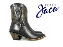 Jaca/ハカ Botas Jacaは、1942年以来続くメキシコの最高峰ウエスタンブーツブランドです。 上質な革の質感と、レースや刺繍による繊細なステッチワークの美しさが特徴です。 多くの海外セレブの定番ウエスタンブーツ♪ 【Jaca/ハカ】一覧はこちら 送料について ＜送料無料の場合＞北海道・一部離島沖縄 900円(税込)1,200円(税込) 送料の詳細はこちら【WESTERN BOOTS / COW BOY BOOTS】 Botas Jacaは、1942年以来続くメキシコの最高峰ウエスタンブーツブランドです。上質な革の質感と、レースや刺繍による繊細なステッチワークの美しさが特徴です。 【型番】8009 【COLOR】PIEL TAUPO MOKA 【LEATHER】本革 【SOLE】レザー 【製法】グッドイヤー・ウェルト 英国人"グッドイヤー"が発明した靴製造法。機械を使った製法としてはもっとも古く手間のかかるため 高級靴にのみ使用されている製法。アッパーとミッドソールをウェルトと呼ばれる細い革とともに縫い合わせるところが最大の特徴。型崩れがしにくく歩きやすいのがこの製法の魅力です。 【原産国】メキシコ 【CAUTION】 ※使われた革の部分によって質感の異なる場合やシワやキズがある場合がございます。これらは商品の特性上のものですのであらかじめご了承ください。