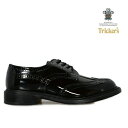 TRICKERS / トリッカーズ 靴作りの名人ジョセフ・トリッカーによって、1829年 R.E.Tricker Ltd が設立される。 現在、五代目に受け継がれているトリッカーズは、英国靴製造のメッカであるイギリスのノーザンプトンに現存する最古のシューメーカーである。 プリンス・オブ・ウェールズ（チャールズ皇太子）より授かった王室御用達を意味するロイヤル・ワラントが掲げられたセント・ミッシェル通りにある工場では、180年間にわたり当時からの変わらぬ伝統的な技法を用いながら、職人たちの手仕事によって生産され続けている。 【TRICKERS/トリッカーズ】一覧はこちら 送料について ＜送料無料の場合＞北海道・一部離島沖縄 900円(税込)1,200円(税込) 送料の詳細はこちら【BRANDHISTORY】 靴作り名人と呼ばれた"Joseph Tricker"が1829年に創設したブランドで、靴の聖地・ノーサンプトン市内で最も古い歴史をもつシュー・メーカーです。チャールズ皇太子もご愛用で「プリンス・オブ・ウェールズ」の勅許を受けている英国王室御用達(ロイヤル・ワラント)のメーカーとしても有名です。創業当初から変わらない伝統的な製法で、良質かつ実用的な靴を作り続けています。 【COUNTRY BOOTS MALTON】 トリッカーズの代表的なモデルがこのカントリーブーツ・マートン(モールトン)。ウィングチップの7アイレット・ブーツは通称「カントリー・ブーツ」と呼ばれています。特徴はアッパーに施されたブローギングとグッドイヤー・ウェルト製法で仕上られるダブル・ソールで、耐久性に優れています。美しいトゥのウイングチップ（W型のつま先飾り）とメダリオンは通気性を良くする効果もあります。職人さんのベンチメイド（全ての工程を一人の職人さんが一貫して受け持つこと）により作り上げられたこだわりの一足です。 【LEATHER】パテントレザー（エナメル加工） 【SOLE】レザーソール エレガントな高級感が自慢です。 【COLOR】BLACK（ブラック） 【WIDTH】4 【お手入れについて】 ブラシなどで汚れを落としてから、栄養分＆保湿を与える乳化性シュークリームをご利用ください。 （今のところ、当店ではシューケア用品のお取り扱いはありません。） ※使われた革の部分によって質感の異なる場合やシワやキズがある場合がございます。これらは商品の特性上のものですのであらかじめご了承ください。