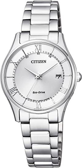 特殊:B07978YCPRコード:4974375476165ブランド:Citizen Collection(シチズン コレクション)商品カラー: 文字盤色-ホワイト商品重量:59この商品について対象:レディースセット内容:本体、ボックス、取扱説明書、保証書同梱日常生活用強化防水:5BAR発送サイズ: 高さ8.8、幅8.8、奥行き11.8発送重量:260ブランド説明:高性能なスペックとシンプルで美しいデザイン。シチズンの世界観を描写した洗練されたスタイルの腕時計。着用シーンを選ばず、プレゼントにもお勧めの腕時計です。 薄型シンプルデザインの電波時計 好調の薄型エコ ドライブ電波時計に女性用が登場。 金属のような質感の美しいシンプルな文字板と見返しリング、薄型のケースはそのままに電波受信機能を搭載しています。 従来の薄型エコ ドライブシリーズにはなかったデイト表示を追加し、さらに使いやすく、ハイスペック化しています。 幅広い年代の方に似合うシンプルなデザイン。初めて電波時計を購入する方におすすめのモデルです。 パワーセーブ、パーペチュアルカレンダー機能を搭載しています。