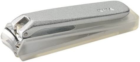 特殊:B003GXFKYYコード:4562263600923ブランド:木屋サイズ情報:1個 (x 1)商品重量:45この商品について原産国 : 日本商品サイズ (幅X奥行X高さ) : (長さ)カバー込約70mm (幅)歯部分:約14mm、カバー込約18mm質量 : 約45g材質 : 鋼、クロームメッキ、ABS樹脂ブランド木屋材質ABSブレードの材質合金鋼, ステンレス鋼商品の個数1セット内容 付属品ネイルファイル商品の重量45 グラム発送サイズ: 高さ2.1、幅3.8、奥行き10.5発送重量:60寛政四年 1792年 創業の刃物の老舗「木屋」オリジナルの爪切です。ステンレス製とは異なり、硬い爪にも負けない鋼 はがね 製なので切れ味がよくなっています。表面には傷がつきにくいよう、また錆びにくいよう、クロームメッキを施しています。日本橋の老舗「木屋」オリジナル。