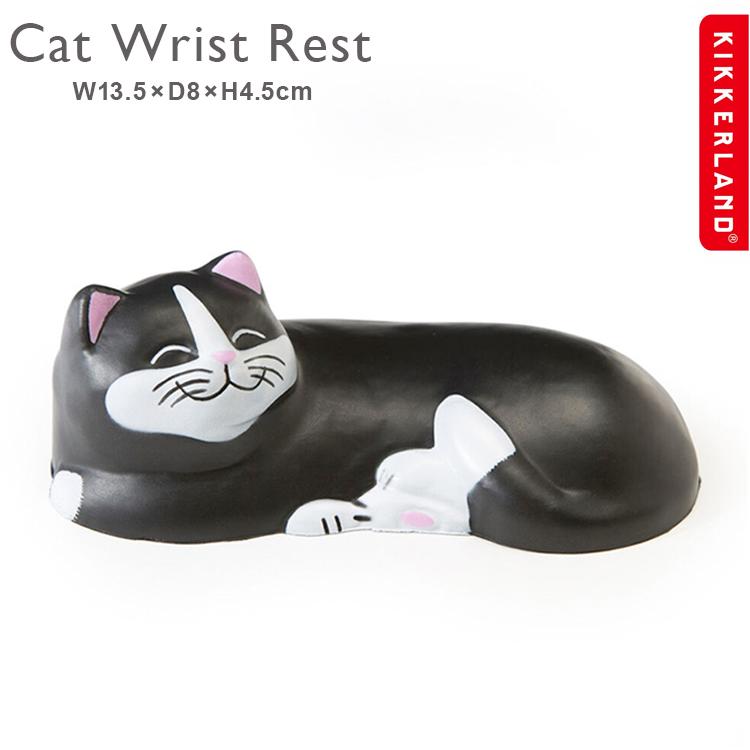 柔らかく耐久性のあるPU製の『Cat Wrist Rest キャット リスト レスト』。 柔らかな白黒の猫用リストレストで、ワークスペースに快適さとちょっとしたユニークをプラス。 手首と腕の負担を軽減するように設計されており、実用的なアクセサリーであるだけでなく、デスクに遊び心をもたらします♪ 猫愛好家や会社員、またはパソコンで多くの時間を過ごし、ワークスペースに快適さと楽しさを融合させたい人への素晴らしいギフトです。 【KIKKERLAND キッカーランド】 ニューヨークを拠点するKIKKERLAND社。1992年の創業から、喜びや発見ができる商品を生み出すことをモットーに、好奇心が刺激されるようなアイデアが詰まったオリジナルプロダクトを数多く発表しています。デザイン性だけでなく、機能も兼ね備えたユニークでスマートな製品は、世界各国の店舗やミュージアムショップを中心に展開され、世界中で親しまれています。 【スペック】 Cat Wrist Rest キャット リスト レストKUS239 素材：PU サイズ：W13.5×D8×H4.5cm ブランド：KIKKERLAND キッカーランド KIKKERLAND / キッカーランド 商品一覧はこちら