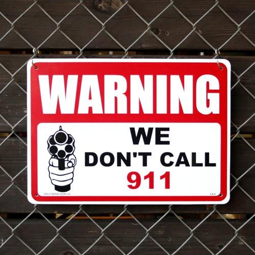 プラスチックメッセージサインボード WARNING We Don't Call 911 （警告！911呼びませんよ ） CA-5 パーキングサイン 案内看板 店舗装飾 ブラックジョーク アメリカ雑貨 アメリカン雑貨