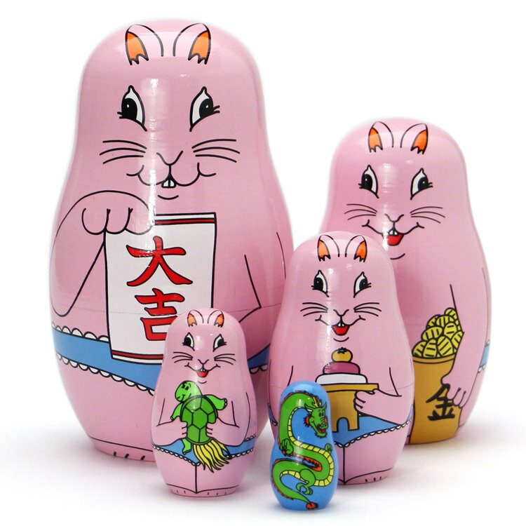 ポップの中にタブーを注ぐ、若手イラストレーター MIDORI KOMATSU とDETAILとのコラボレーションアイテム『HAPPY NEW RABBIT ハッピーニューラビット』です。 入れ子式に人形をしまえるロシアの伝統人形マトリョーシカをユニークでポップなデザインに仕上げました。 2023年の干支のが兎（うさぎ）がモチーフになった招き猫スタイルなデザインのラビットファミリーです。 本体はマトリョーシカになっていますので、かわいい大吉の大きなウサギを開けると、次々と縁起物を持ったウサギが出てきます。一番最後に出てくるのは．．．次の干支の辰（龍）さんデス♪ 干支の兎は、?栄能力が高く多産であることから、子孫繁栄や安産のご利益と言われています。 また、うさぎは長い耳であらゆる情報を収集することから、人間関係や商売繁盛させる情報を集め運気をアップさせるといわれています。 なかなかのご利益ですねぇ〜♪ 玄関や窓際などに飾ればたくさんの福を運んできてくれそうですね♪ 可愛いボックス入りなのでギフトにもお勧めですョ！ 【スペック】 品名：HAPPY NEW RABITT ハッピーニューラビット サイズ：高さ14×直径8cm（一番大きいウサギ） 素材：木 ブランド：MIDORI KOMATSU plays with DETAIL INC. ※天然木使用のため個体差がございます。 ※天然木使用のため製品内部に汚れ黒ずみがある場合がございます。 ※製造工程上、組み合わせ部にキズ、欠け等がある場合がございます。 ※手作業でペイントされているため、塗装ムラ等がある場合がございます。 ※気温や気圧の変化により開きにくくなっている場合がございます。本体上下を両手で平行に持ち、もぎ折るように力をかけていただくと開きやすいのでお試しください。 KOMATSU / ミドリ コマツ 一覧を見る『置物 HAPPY NEW RABBIT ハッピーニューラビット By Midori Komatsu 高さ14×直径8cm 木製 うさぎ 兎 2023年 縁起物 マトリョーシカ オブジェ インテリア 小物』