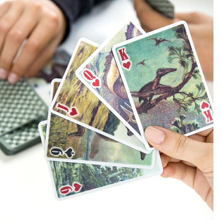 アメリカン雑貨COLOURのトランプ KIKKERLAND 3D DINOSAUR PLAYING CARD 3D ディノカード PET 紙 W6.5×D2.2×H9cm カードゲーム 恐竜 3D 立体 手品 キッカーランド｜アングル3