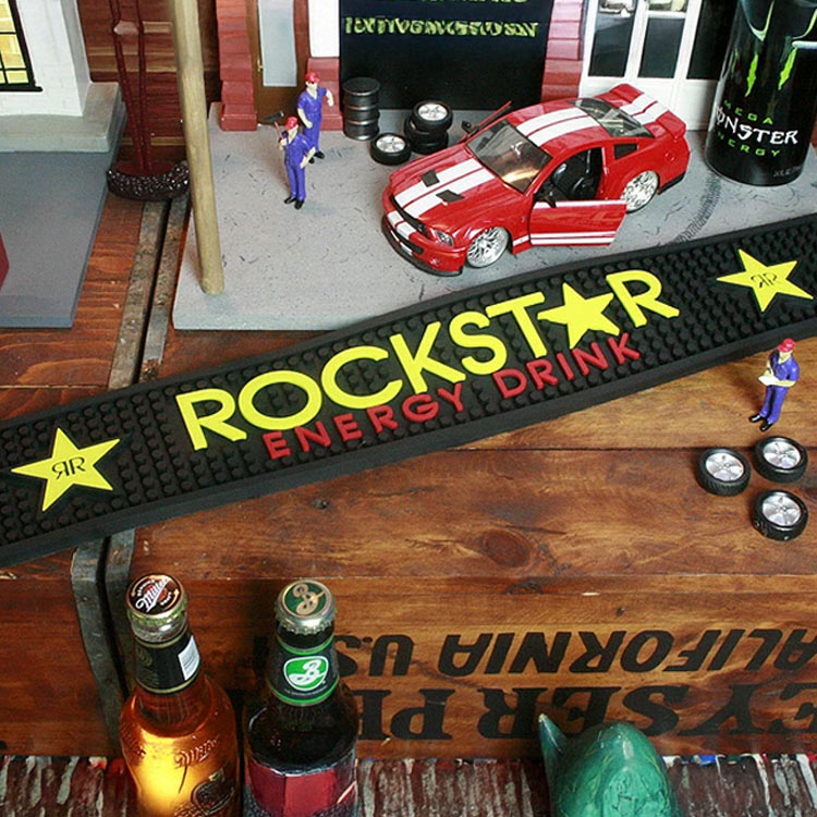 バーカウンターなどでカクテルを作ったりする際に使われるラバー製のバーマットです。 グラスやボトルなどからこぼれる酒や水分を受け止められるような造りになっています。 各ドリンクメーカーから様々なタイプのマットが作られています。 バーカウンター...