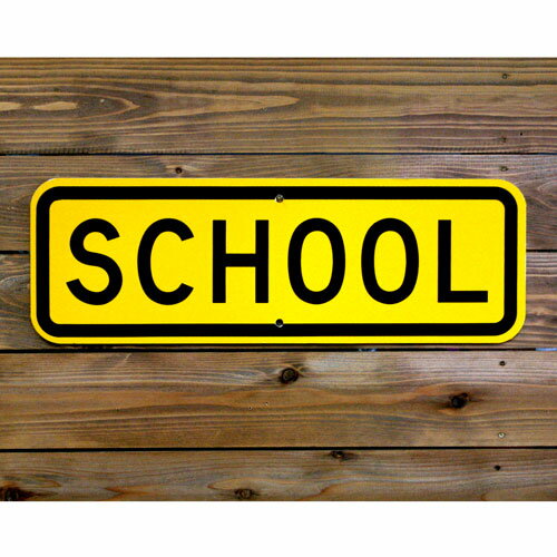 アメリカの道路で実際に使用されている標識デザインをそのまま再現した本格的なトラフィックサインが登場！ 素材には実物同様に軽量で耐久性に優れたアルミを採用。アメリカ製ならではのリアルな質感と作りが特徴です。 リビングやガレージ、店舗の装飾に取...