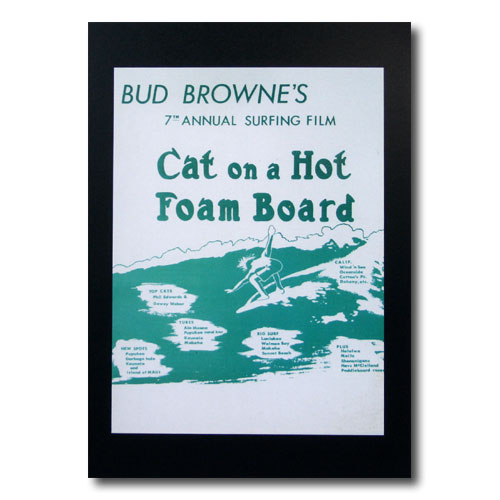 みんな大好きハワイのアートポスター（アートプリント）です。 こちらは、「サーフムービーポスター」のポスターデザイン。 【製品について】 こちらの製品は、各種アーティストのライセンスを有する海外の大手アートメーカーが版元で、日本向けに販売するためにサイズを考慮しプリントされたアートプリントになります。 日本国内でもデパートをはじめ各種アート販売店舗にて取り扱われている製品です。 基本的に額装を目的として制作されており、B4サイズの額縁にそのまま入れて飾る仕様となっています。 実際にはポスターと言うよりも薄手のアートプリントタイプで、黒い台紙に上部2ヶ所で貼り付けされている、台紙付きポスターです。 お気に入りの額縁に入れて頂くことで、とても良い雰囲気のハワイアンアートをすぐにお楽しみいただけます。 当店でも各種木製ポスターフレームを販売しておりますので是非ご一緒にどうぞ♪ 【商品スペック】 台紙サイズ：縦354×横260 (mm) 素材：ポスター、台紙ともに紙 ※こちらは台紙付きポスターの販売ページです。額縁は含まれませんので、必要に応じて別途お求めください。