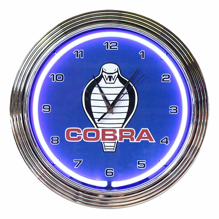 お部屋にガレージに、クルマと相性のいいアメリカンなデザインのネオンクロックです。 ブランド：Shrelby Cobra シェルビー・コブラ 故キャロルシェルビー氏が手掛けたハイパフォーマンスカーに与えられた称号「Shelby Cobra」。 牙をむくコブラのマークが与えられたクルマは、デザイン、パワー共に暴力的です。 ネオン管はシングルで、ネオン点灯時は勿論ですが、点灯していなくても雰囲気バッチリです！ 時計は電池式の為、ネオン消灯時も動作します。 【スペック】 サイズ：直径38cm × 厚さ6cm ネオン電源：AC 100V 50/60Hz アダプタ使用 電源コード長：約180cm 時計電源：単3電池×1本使用（別途お求めください） ※ステップムーブメント 素材：プラスチック、ガラス ブランド：シェルビー メーカー：NEONETICS (USA) その他：オフィシャルライセンス商品 ネオンサイン 商品一覧はこちら