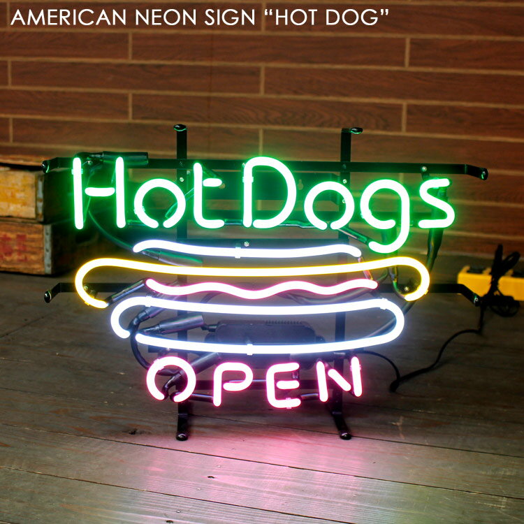 カラフルなネオンがとってもアメリカンな「HOT DOG / ホットドッグ」のネオンサインで〜す！！ カフェやレストラン、フードトラック、フードコートなどのインテリアに間違いなくお勧めです。 視認性抜群のカラフルなネオン感は、場の雰囲気を楽しくPOPにしてくれます。 このネオン管版を見かけた人はきっとホットドッグが食べたくなることでしょう♪♪♪ 店舗の集客UPに、アメリカンな雰囲気UPに、絶対お勧めです！！ 【飾り方】 チェーンが付属していますので、フレームに取り付けて壁面に飾ったり吊り下げたりすることができます。 また、フレームを利用して直接壁面に取り付けることも出来ます。 フレーム脚部を使用して自立しますが、製品の構造上大変不安定ですので、必ず壁面等に固定するなどの安全対策を行って下さい。 ※屋内装飾を目的としていますので、屋外でのご使用は出来ません。 【製品保障】 ●基本保証： こちちらの製品はメーカー6ヶ月保障に加え、弊社独自の6ヶ月保証をお付けし、お届けから1年間保障いたします。 ●延長保証： 商品価格の5％の追加費用で、無償保証期間を含む計3年間に保証を延長いたします。 延長保証のご希望は商品購入時にご選択下さいませ。 店舗等で使用される方などにお勧めサービスです。是非ご検討ください。 ※いずれの製品保証も外的要因によります破損・動作不良は保証対象外となります。 【注意事項】 商品が到着したらすぐに動作確認を行ってください。 運送上の破損は上記保証には含まれませんので、配達日に必ず動作確認、及び破損の有無の確認をお願いいたします。 【スペック】 サイズ：高さ37×幅50.5×奥行13.5cm（フレームを含む全体サイズ） ネオンのデザインサイズ：高さ30.5×幅45cm 素材：ガラス管ほか 電源：100V AC 50/60Hz（家庭用電源でOK） 電源コード長：約200cm 中間スイッチ付き その他：屋内仕様 ネオンサイン 商品一覧はこちら『アメリカンネオンサイン / HOT DOG（ホットドッグ）H370×W505mm　／ネオン管／』 カラフルなネオンがとってもアメリカンな「HOT DOG / ホットドッグ」のネオンサインで〜す！！ カフェやレストラン、フードトラック、フードコートなどのインテリアに間違いなくお勧めです。 視認性抜群のカラフルなネオン感は、場の雰囲気を楽しくPOPにしてくれます。 このネオン管版を見かけた人はきっとホットドッグが食べたくなることでしょう♪♪♪ 店舗の集客UPに、アメリカンな雰囲気UPに、絶対お勧めです！！