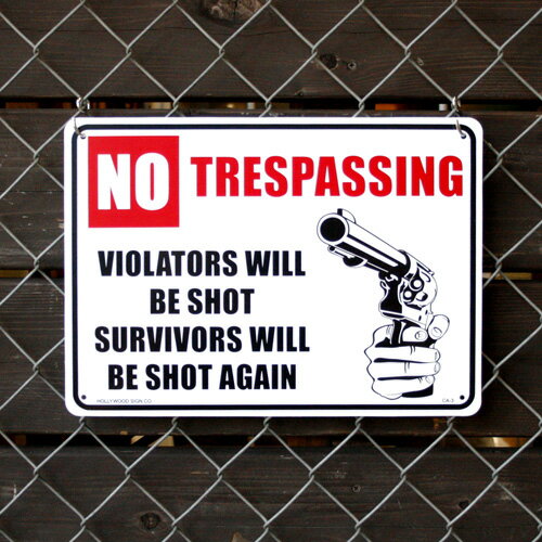 プラスチックメッセージサインボード No trespassing （進入禁止。進入者は撃ちます。で 生きていたらまた撃ちますよ。 ） CA-3 パーキングサイン 案内看板 店舗装飾 ブラックジョーク アメリカ雑貨 アメリカン雑貨