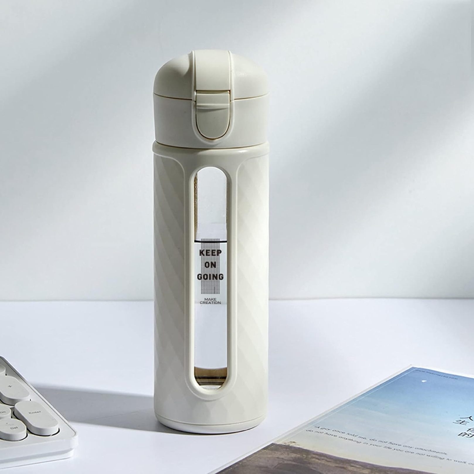 　　　 ◆◇◆売れている秘密◆◇◆ 「サイズ」：容量320mlー215*65mm。 ビスフェノールA（BPA）や鉛を含まず、異味なく安心してご使用いただける環境にやさしい素材で作られています。 透明で美しいグラスが他のタイプのガラスよりもよく、残りの水量も一目で確認できます。 高い密封性設計と漏れ防止のキャップが付いており、逆さにしても漏れる心配がありません。バッグ内でも安心して持ち運べます。 軽量で持ちやすいデザインなので、通勤、通学、ショッピング、出張など様々なシーンで活躍する水筒です。季節を問わずお使いいただけ、プレゼントにも最適です。 　　　◆◇◆注意事項◆◇◆ご覧のモニターの環境、撮影環境により実物と色味が異なって見える場合がございます。湿った状態で他のものと擦り合わせると色が移る恐れがあります。濃色品の洗濯時は、白色、淡色と分けて洗ってください。説明 -【マルチユース】お茶、温かい飲み物と冷たい飲み物、水、フルーツ入りの水に適しています。暑い夏の日に適しています。 -【デザイン】耐久性のあるデザインと軽量デザインにより、再利用可能なウォーターボトルを好きな場所に簡単に持ち運ぶことができます。 -【適用】男の子、女の子、男性、女性、お年寄り、あらゆる年齢の子供、どんなドレススタイルにも合うファッショナブルなデザイン。 ■ご注意 ※できるだけ実物と同じ色合いになるようにしていますが、パソコンモニタの環境などによって実物と色合いが異なる場合がございます。予めご了承ください。水筒 オシャレ 魔 法 瓶 広口 水筒 保温水筒 可愛い水筒 軽い水筒 1水筒 大きい水筒 水筒 2l 冷水筒 ガラス コーヒー 水筒カバー 幼稚園 食洗機対応 ミニボトル ねじ込み式の蓋 直飲み男の子 コンビニカップ 旅行杯 保温保冷 洗いやすい 自転車 ワンタッチボトル オシャレボトル bottle
