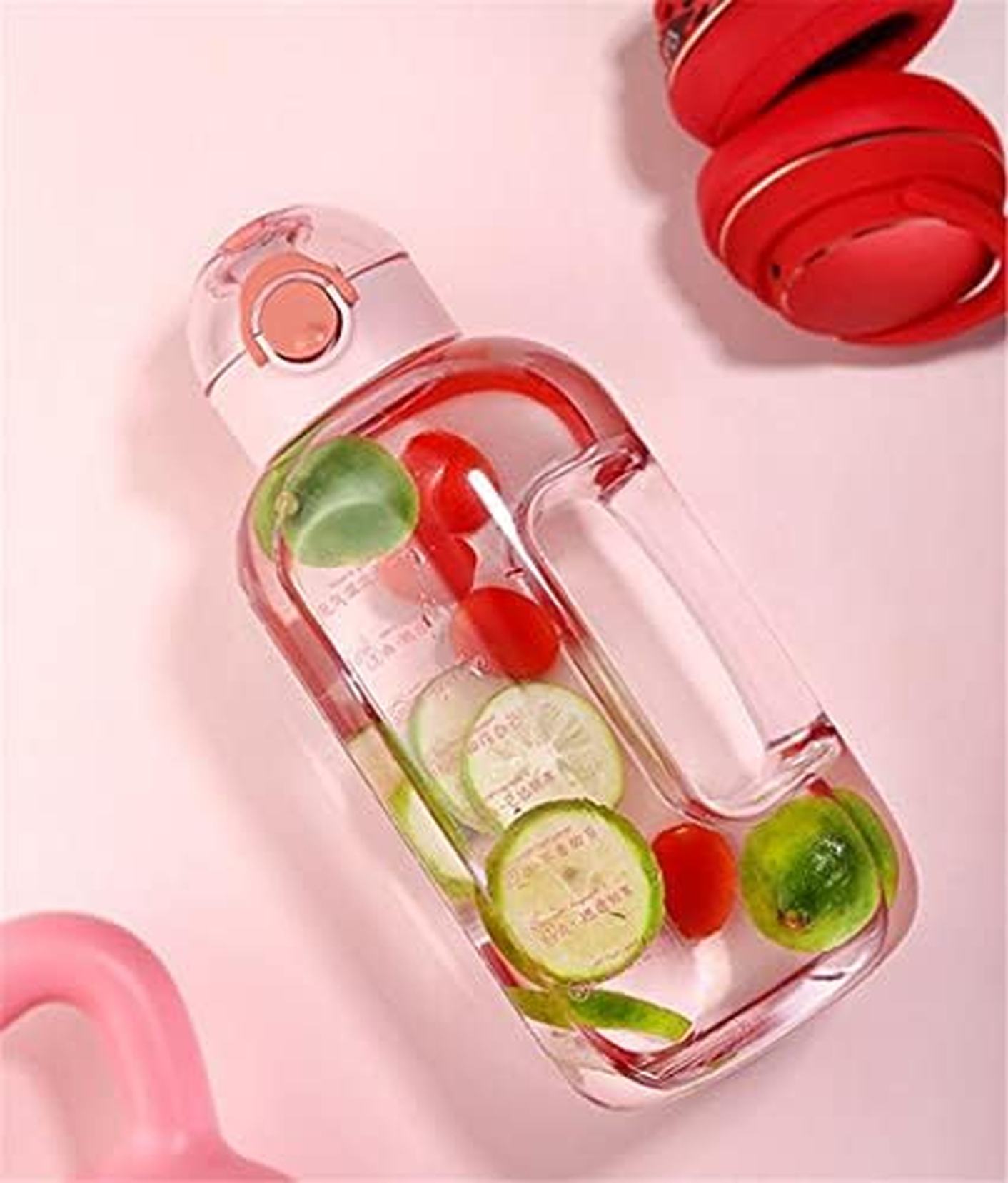 　　　 ◆◇◆売れている秘密◆◇◆ サイズ：容量：約2000ML 約直径12.3cm×高さ27.6cm 水分補給をし、一日中十分な水を飲むことを思い出させることができます.その上、水差しは減量、食欲制御、全体的な健康などのフィットネス目標に適しています。 快適なストローとハンドル付きで持ち運びが簡単。 広口設計で注ぎやすく、洗いやすい。 透明度が高く、目盛りつきで残りの水量が一目で確認できる。 アウトドアやトレーニング、日常使いに幅広く対応するシンプルでおしゃれなデザイン。 　　　◆◇◆注意事項◆◇◆ご覧のモニターの環境、撮影環境により実物と色味が異なって見える場合がございます。湿った状態で他のものと擦り合わせると色が移る恐れがあります。濃色品の洗濯時は、白色、淡色と分けて洗ってください。説明 ウォーターボトル スポーツボトル ボトル 水筒 大容量 2000ml ボトル 水筒コップ 直飲み 軽量 携帯便利 漏れ防止 アウトドア キャンプ 自転車 ハイキング ジム ランニング ■適用性：学校、作業、旅行、キャンプ、遠足、運動会、ハイキング、サイクリング、その他の屋外活動に適しています。 350 水筒 6lウォーターボトル 四角い水筒 携帯水筒カバー キズに強い 持ち運びに便利 真空 スポーツ飲料対応 カップ 二重壁 入学 クリスマス