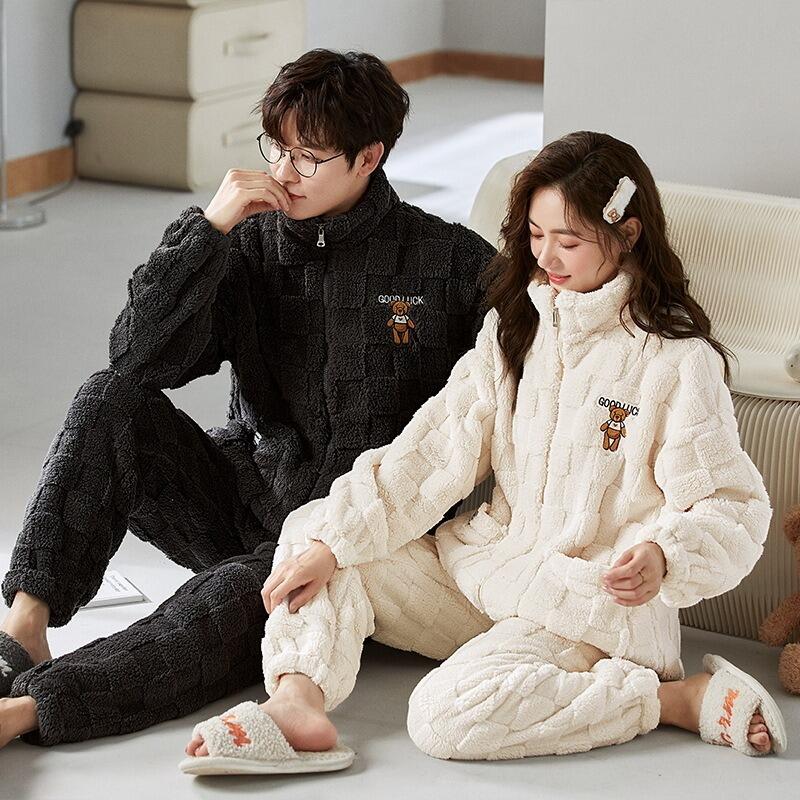 商品説明商品内容ペアパジャマ 上下セット素材サンゴネル 生産国：中国サイズ女性M：推奨身長155-160cm、推奨体重40-50kg女性L：推奨身長161-167cm、推奨体重50-60kg女性XL：推奨身長168-172cm、推奨体重60-70kg女性XXL：推奨身長170-176cm、推奨体重70-80kg男性L：推奨身長168-173cm、推奨体重50-62.5kg男性XL：推奨身長174-178cm、推奨体重62.5-72.5kg男性XXL：推奨身長179-183cm、推奨体重72.5-87.5kg男性3XL：推奨身長184-188cm、推奨体重87.5-100kgカラー写真通り注意書き（購入前に必ずご確認ください）※商品写真は、できる限り現品を再現するように画像処理などの補正を行っておりますが、ご利用のモニターや環境により差異が生じます。予めごください。※生地の特性上、多少ニオイがある場合がございますが、日陰干しで数日干していただくか、あるいは数回ご使用していただく間に、 ニオイは気にならなくなります。※上記の数値は、実測によるものです。多少の誤差はご容赦ください。※仕様は予告なく変更される場合があります。（ご使用に差し支えない程度）その他&#12539;お客様が通常と同じお買い物ステップで安心して海外の商品を購入できるよう、楽天市場から指定を受けた委託先である（株）コマースロボティクスが、当店の店舗運営業務を行います。&#12539;当店でご購入された商品は、原則として、「個人輸入」としての取り扱いになり、中国の浙江省からお客様のもとへ直送されます。&#12539;個人輸入される商品は、すべてご注文者自身の「個人使用&#12539;個人消費」が前提となりますので、ご注文された商品を第三者へ譲渡&#12539;転売することは法律で禁止されております。&#12539;ご注文後、5営業日以内に配送手続きをいたします。配送作業完後、5〜9日程度でのお届けとなります。（詳しい納期情報が商品ページにてご確認ください）&#12539;通関時に関税&#12539;輸入消費税が課税される可能性がありますが、当ストアの負担となります、ご安心ください。