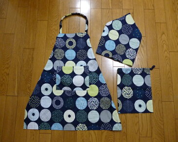 再入荷!【ハンドメイド】一人で着れる!ボタニカルサークル 北欧系 エプロン3点セット(Mサイズ)ネイビー系エプロン 三角巾 巾着袋セット(キッズ用)保育園 幼稚園 小学校 お揃い 参観日 調理 国産