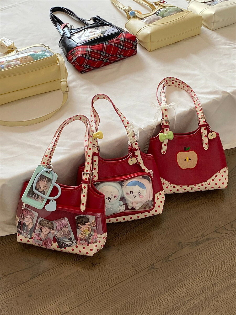 Rakuten - 赤りんご刺繍 ドット柄 10cmぬい対応 ワンショルダー痛バッグ 小さめサイズ かわいい推し活バッグ ギフトにもおすすめ アクリル コレクションケース 推し活 ディスプレイフレーム クリア 高透明 アクスタ フィギュア ぬい インテリア映え