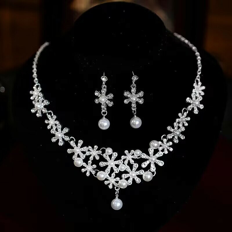 「在庫処分」ウェディング ティアラ イヤリング ネックレス 2点セット ブライダル 二次会 花嫁 結婚式 パーティー 大人式 演奏会 お呼びばれ 発表会 大人 ...