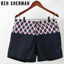 ベンシャーマン メンズ 海パン 水着 スイムショーツ ジオメトリック Ben Sherman スタプレスネイビー モッズ プレゼント ギフト 商品詳細 商品名:mg10519 　　　 　　　 【カラー】 　　　 スタプレスネイビー/Staples Navy 　　　 素材:表地 ポリアミド 100% 裏地 ポリエステル 100% *こちらの商品につきましては 衛生上、初期不良以外での返品・交換はお受けできかねますので よろしくお願いいたします。 モッズブランドの代名詞 Ben Shermanベンシャーマンの ジオメトリックスイムショーツです。 深みのある色合いのスタプレスネイビーと ジオメトリック柄(幾何学模様)のツートンデザイン。 ボタンとマジックテープで簡単に着脱可能です。 裏地の水はけの良いメッシュ素材, さりげないブランドロゴやサイドと バックのポケットなど 細部にまでこだわりを感じる一品です。 シンプルで上品なデザインの 大人スイムショーツです。 穿きやすく動きやすいので機能性も抜群です。 素材は吸水性に優れ引っ張りなどにも 強いポリアミドとしわになりにくい ポリエステルを使用しています。 一本あると重宝するスイムショーツです。 【全国一律送料無料】 サイズ詳細 サイズウエスト股上股下裾幅 XS77cm27cm14cm30cm S82cm27cm14cm30cm M84cm28cm15cm31cm L90cm28cm15cm31cm ※誤差がある場合がございます。 【Ben Sherman/ベンシャーマン】 国内最大級 ここでしか手に入らないスタイル -Ben Sherman ベンシャーマンは1963年イギリスのブライトンで モッズテイストを大胆に取り入れたデザインシャツメーカーとしてスタート。 Ben Sherman ベンシャーマン オリジナルのボタンダウンシャツが ビートルズ、ローリングストーンズ・オアシスをはじめ 数々のUKロックミュージシャンに愛用されてきました。 現在もブライトン-ロンドンを拠点に、モッズの中心としてスタイルを発信中