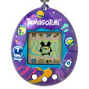 ・タマユニバース 42956・1997年に人気を博したOriginal Tamagotchi(オリジナルたまごっち)というデジタルペットが、オリジナルの第2世代のプログラミングで復活しました！ ご飯をあげたり、ライトを点けたり消したり、一緒に遊んだり、薬をあげたり、トイレを使った後に水を流したり、健康状態を確認したりします。また、たまごっちが嬉しい時、ご飯をあげてすべての後片付けをし終えた時に困らせる場合はたまごっちをしつけることができます。・次に表示される数字が大きいか小さいかを推測する、数字ゲームもプレイできます。・パープルシェルにたまごっちユニバースデザイン、ホワイトの「Tamagotchi」やボタン、ティールのフレーム。第2世代のプログラミングやキャラクターたち。・たまごっちを卵から子供へ、子供から大人へと育てます。お世話の仕方によって、7種類の大人のうちのどれになるかが決まります。 どこへでも持って行ける、チェーン付きのたまごっち1点です。・電池(CR2032)が付属します。 対象年齢：8歳以上。説明 商品紹介 1997年に人気を博したオリジナルのデジタルペットが、たまごっちユニバースシェルで復活しました！ オリジナルの第2世代プログラミングでは、ご飯をあげたり、ご飯の後片付けをしたり、お世話をしたりします。また、必要のない時に困らせる場合はしつけることもできます。 数字ゲームをプレイすることもできます。 たまごっちのお世話の仕方やゲームの遊び方で、どの大人のたまごっちになるかが決まります。 CR2032電池が付属します。バッグに付けてどこへでも持って行けます。 対象年齢：8歳以上。 安全警告 警告:ボタンまたはコインセル電池が含まれています。 飲み込むと危険があります。 説明書を参照