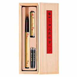 約300年の伝統を誇り、筆の持つ文化を継承する「あかしや」の竹筆ペンの穂先は筆職人による手造り毛筆。たかぶる書き味、美しい筆運び。嵯峨天皇の時代に遣唐使として中国に渡った弘法大師が毛筆の製造を修めて帰り、大和の国の住人に伝授したのが、奈良筆の、そして、日本の筆造りの起源。奈良筆は、その歴史と伝統に培われた匠の技と心を継承し、高い品質を守りぬくことで、書家や専門家を中心に今も高い評価を受けています。約300年の伝統を誇り、筆の持つ文化を継承する「あかしや」の竹筆ペンの穂先は筆職人による手造り毛筆。コシの強い人造毛を使い、細筆の工程で、一本ずつ丹念に仕上げました。インクは墨液を使用した純黒で、水に流れずいつまでも色褪せしません。◎セット内容・材質/竹筆ペン(17.2cm、軸:竹・穂先:ポリエステル)×1、カートリッジ×2 ◎桐箱サイズ/19.8×6×3.2cm ◎重量/95g ◎奈良 ※受注生産のため納品日の30日前までにご注文ください。ご注文後のキャンセルはお受けしかねます。