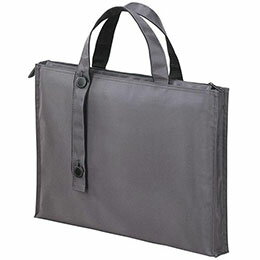 持ち手の長さを変えられる2ウェイタイプのバッグ。B4用紙(257×364mm)(幅35mm)を収容できます。●素材 : ポリエステル ●生産 : カンボジア