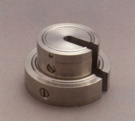 仕様一覧 品名 増おもり型分銅(非磁性ステンレス)　5kg 精度等級 M1級(2級)分銅　適合 商品番号 M1SS−5K 最大許容誤差 ±250mg 材質 オーステナイト系非磁性ステンレス鋼 磁化率 JIS B 7609:2008 10項のF1級に適合 表面粗さ 5μm以下 密度 JIS B 7609:2008 11項のE2級に適合 ※記載内容の仕様及び外観は、改良のため予告なく変更されることがあります。 ※こちらの商品はメーカー取り寄せとなります※ ■メーカー在庫がある場合■ ■メーカー在庫がない場合■ 通常2週間以内に出荷予定 納期未定となります。 どちらの場合もご注文後、メールにてお知らせいたします。 予めご了承ください。増おもり分銅(非磁性ステンレス) 吊り下げ式はかりの質量測定の校正に使います。 ズレ防止の段・溝付きで安定感があり、複数積み重ねることができます。