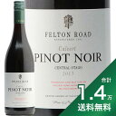 産地ニュージーランド ＞ セントラル・オタゴ生産者フェルトン・ロード品種ピノ・ノワール 100%英字Felton Road Pinot Noir Calvert土壌深いシルトと炭酸カルシウムを含む土壌で、フェルトン・ロードが管理している醸造全房発酵30%、13か月間熟成飲み頃温度15〜18℃おすすめグラスブルゴーニュグラス評価パーカーポイント91+点内容量750ml輸入元ヴィレッジセラーズ《ヴィレッジ・セラーズ熟成》 フェルトン・ロードは南半球のワイナリーですので、リリースは早く、ヴィンテージの翌年には入ってきます。その一部を輸入元のヴィレッジ・セラーズ様が富山の自社倉庫で保管。新しいヴィンテージがリリースされる度に古いものは少しずつ値上げされますが、その差はごくわずか。一般的なワイナリー蔵出しバックヴィンテージと比べると手頃に楽しめるのがありがたい！ 輸入元で長期保管したものと、ワイナリー蔵出しのものを比べると、一般的には後者の方が状態が良く若々しいもの。それは出荷時に補酒やリコルクがされるからです。その点このワインはスクリューキャップ。栓が劣化することもなければ、ワインが減っていくスピードもゆるやかで、ボトル差も少ないです。 《生産者について》 1997年にピノ・ノワールをリリースするなり世界中を驚かせ、「セントラル・オタゴ」という地区を世界に知らしめたフェルトン・ロード。 早期よりバイオダイナミック農法、重力に配慮した醸造所設計、天然酵母による発酵、人的介入を最小限に抑える手法などを導入。今日のセントラル・オタゴのピノ・ノワールの基本ともいえるスタイルを築き上げた生産者です。 《このワインについて》 フェルトン・ロードのホームヴィンヤードといえる「エルムズヴィンヤード」から東に1km。深いシルト土壌が特徴のカルヴァート・ヴィンヤードからつくられるワインです。 《2013年ヴィンテージの特徴》 冬がとても寒く、ゆっくり始まったヴィンテージです。12月にようやく暖かくなり開花。ヴェレゾンは1月の終わりから始まりました。2月3月は異例なほど夜が暖かく、そこで遅れを取り戻すかのようにブドウは熟し、収穫は3月26日〜4月15日でした。アルコール度数14.5%。 リリース時のコメント：重層的に広がるダークフルーツとフローラルな香り立ちで、きめ細かいタンニンと酸、ミネラルが味わいの骨格をなす。■■■■■■■■■■■■■■■■■■■■■■■■ 分類記号: 甲43丁N戊N己N ミディアムボディ 辛口 子4酉18≪関連カテゴリ≫西1　