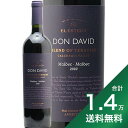 産地アルゼンチン生産者エル・エステコ品種マルベック 100%英字Don David Blend of Terriors Malbec Malbec醸造8℃で低温浸漬を行った後アルコール発酵、そののち発酵後浸漬を最大28日間。コンクリートエッグタンクで熟成飲み頃温度13 - 15℃おすすめグラスボルドーグラス内容量750mlJANコード7790189042818輸入元スマイル《このワインについて》 このワインのコンセプトはテロワールのブレンド。カルチャキ・ヴァレー内のカファジャテとチャナル・プンコという2つの産地のブドウを使うことであり、それが「マルベック・マルベック」という名前に表れています。どちらも非常に標高の高い産地であり、熟した風味がありながらバランスの良い酸味を持ったブドウがとれます。 そのブドウのパワーを表現するため、あえて樽熟成を行わずに仕上げます。卵型のコンクリートタンクで熟成することで、澱のうま味をしっかりワインに抽出しています。 《生産者について》 ボデガス・エル・エステコはアルゼンチンの北部、カルチャキ・ヴァレーを本拠地とする大規模な生産者。カルチャキ・ヴァレーは緯度が低く日照は強いものの、標高が高いために程よく冷涼。特に昼夜の寒暖差があることで、ブドウは十分な酸味を蓄えます。 雨がほとんど降らない乾燥した環境であるため、アンデス山脈の雪解け水を利用した灌漑を行っています。そのためヴィンテージ差がかなり少なく、病気のリスクもほとんどありません。それゆえ安く安定した美味しさのワインを提供してくれます。 《テイスティングノート》 熟した赤いベリーやプラムのようなアロマ。ミントのような清涼感も感じます。果実味の凝縮感は非常に高いのですが、樽熟成しないためか味わいの重心が高く、マルベックのイメージに反して軽やかな口当たり。それでいて適度な渋味と調和のとれた酸味があります。■■■■■■■■■■■■■■■■■■■■■■■■ 分類記号 :甲54丁N戊N己N フルボディ 辛口 酉26≪関連カテゴリ≫