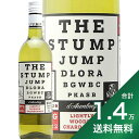 産地オーストラリア生産者ダーレンベルグ品種シャルドネ 100%英字d'Arenberg The Stump Jump Lightly Wooded Chardonnay飲み頃温度7 - 10℃おすすめグラス白ワイングラス内容量750mlJANコード9311832577006輸入元ヴィレッジセラーズ《「ちょっと樽」の使いどころ》 オーク樽熟成の風味がしっかり現れたシャルドネは非常に人気です。香りにボリュームと複雑さがあって味わいも飲みごたえがあり、値段以上の味に思えるからでしょう。 そういう『濃い』風味のワインは元気な時・気分のいい時に飲めば高い満足が得られます。でも疲れている時、ちょっとメンタルが弱っているときには強すぎるのでは？「美味しい樽シャルドネが冷えてるけど、今日はビールにしておくか」という夜はありませんか？ このワインの「ライトリー・ウディッド」とは、オーク樽熟成の風味をちょっとだけ利かせていることを示します。その分だけシャルドネが本来持つピュアな果実香を感じます。香りも風味も主張しすぎない感じが、疲れた心にちょうどいい。癒しの晩酌ワインになることでしょう。 《テイスティングノート》 白桃やネクタリン、青りんごなどのフレッシュなフルーツの香り。樽香は控えめでヴァニラのような甘さはほぼ感じず、ヘーゼルナッツのような香ばしいニュアンスがごくわずかに。柑橘類のような爽やかな酸味が広がる、ほどよく軽快でほどよく飲みごたえのあるシャルドネです。 《生産者について》 オーストラリアのマクラーレン・ヴェイルに100年以上の歴史を持つダーレンベルク。当初は赤ワインと酒精強化ワインの生産・輸出によって拡大し、今では本拠地マクラーレン・ヴェイルだけで72ha、さらにアデレード・ヒルズにも自社畑を所有する規模に成長しました。 オーストラリアワインの知名度向上に貢献したとして「ファースト・ファミリーズ・ワイン」に2009年認定されました。 ワイナリーの建物が美術館かと見まがうような前衛的な建物であることも特徴のひとつ。ぜひ一度Googleマップなどからご覧ください。■■■■■■■■■■■■■■■■■■■■■■■■ 分類記号 :乙23丁W戊N己N ミディアムボディ 辛口 味種類 :丑2 酉13 惰H≪関連カテゴリ≫